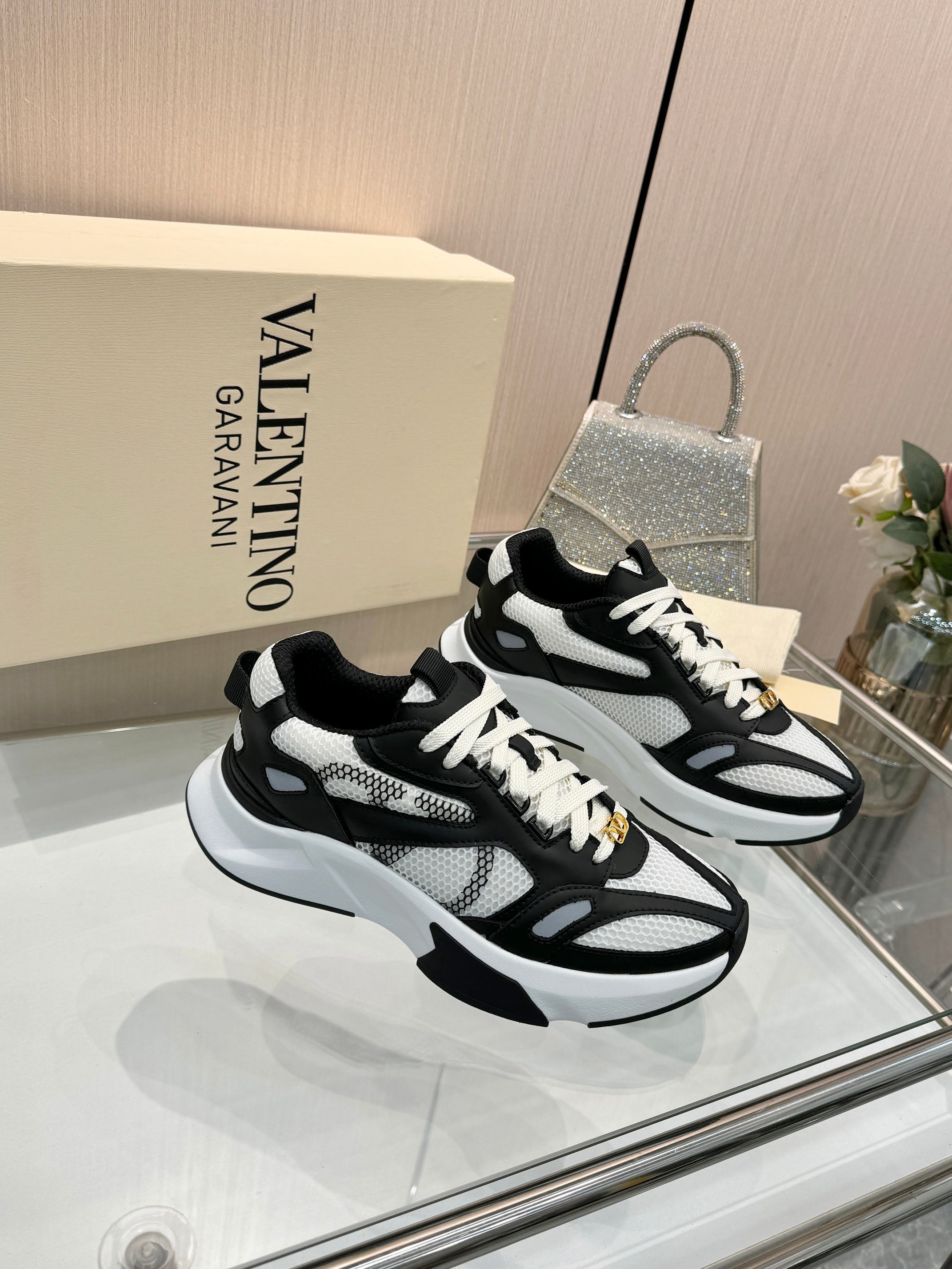 NO:870939,Wu Ruichen and Ren Hao star in the same Valentino Demivee sneakers, which combine sports and leisure with street aesthetics, combining fashion and comfort. The shoe body is designed with mesh + leather splicing, and is paired with VLOGO SIGNATURE printing on the side. The shoelaces are equipped with detachable golden V-label buttons that echo the shoe body logo, directly taking into account comfort and style, and the sense of elegance is hidden in the details. Outsole: Original 11 molding, full of comfort  Packaging: Original beige full set of noble counter packaging Size: Men 39-45 Factory direct sales, casual shoes/sports shoes, valentino, sneakers19860909吴睿琛 任豪明星同款Valentino 全新Demivee运动鞋,融合运动休闲与街头美学,兼具时尚与舒适. 鞋身网面+皮革拼接的设计,再搭配侧面VLOGO SIGNATURE印花,鞋带配有可拆卸金色工艺V标扣子和鞋身logo呼应,直接兼顾了舒适和造型感,贵气感藏在细节里. 大底:原版11开模舒适感满满 包装:原版米黄色全套高贵专柜包装 码数:男39-45 工厂直销,休闲鞋/运动鞋,valentino,sneakers,Women's Shoes