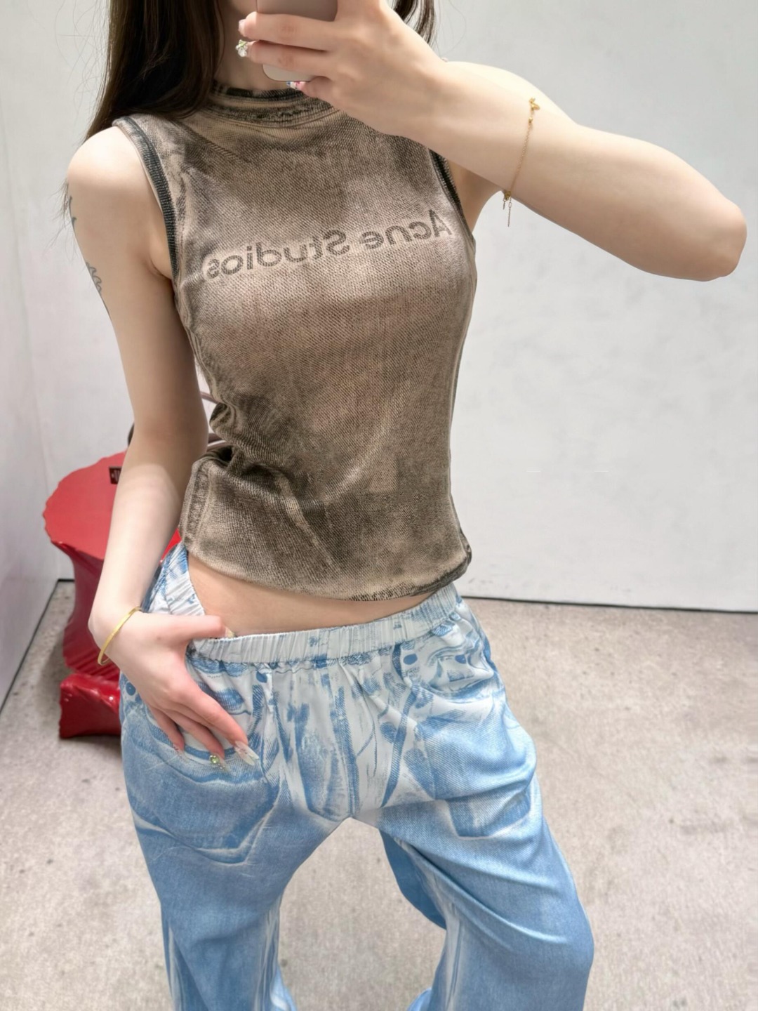 NO:867602,Model Picture [Midsummer Series] Acne Studios Women's Printed Logo Fake Two-Piece Sleeveless T-Shirt Round Neck Vest Top,,acne studios,dior,tees,t-shirt,19860909模特图  [仲夏系列]Acne Studios女士 印花徽标假两件无袖T恤圆领背心上衣,,acne studios,dior,tees，t-shirt,,Women's clothing