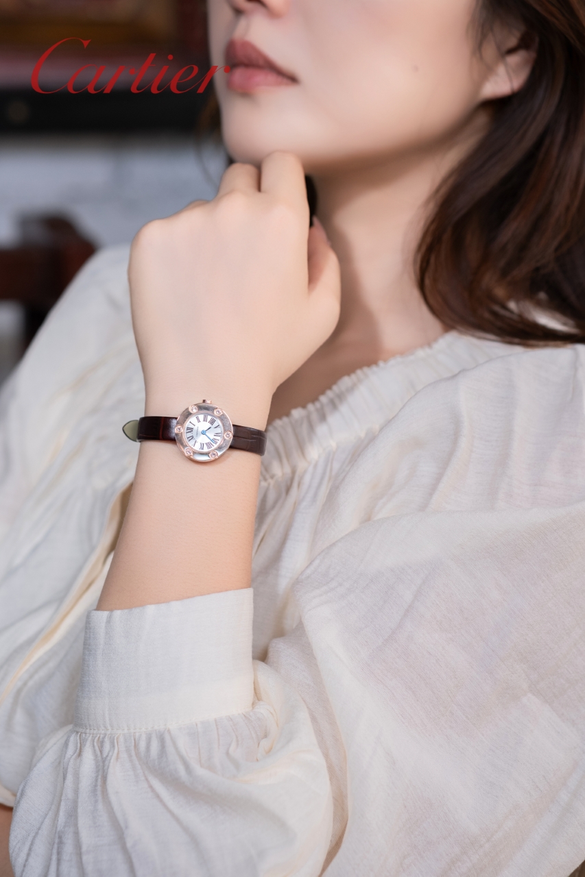 Cartier Ballon Bleu de Cartier cassa in oro rosa, quadrante argentato, cinturino in pelle marrone 33mm Quarzo da donna