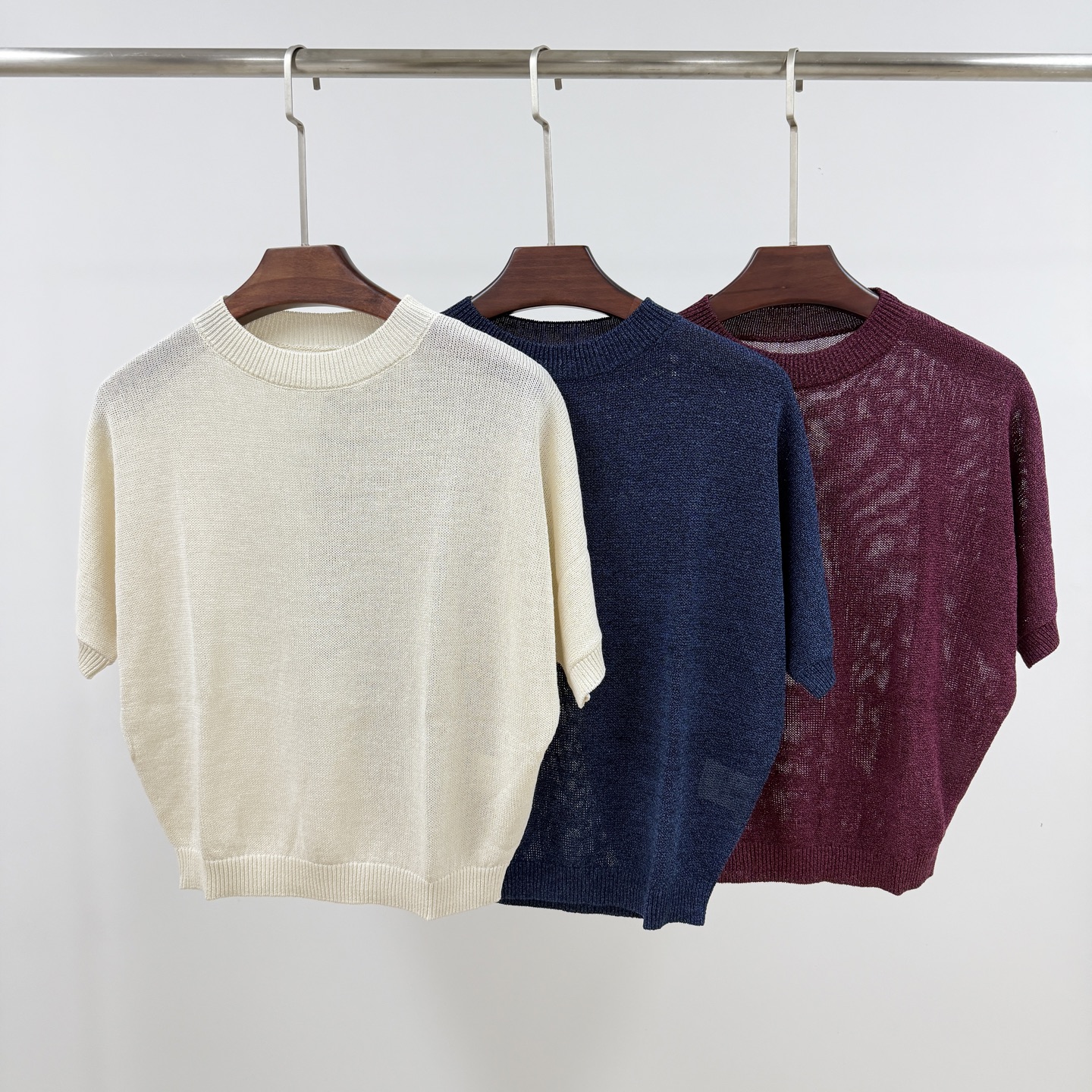 NO:913232,.Japanese imported Japanese paper yarn round neck knitted short sleeves, breathable and just needed knitted T-shirt in summer!  !  The fabric composition is 45% cotton + 26% Manila hemp paper + 29% nylon. It is made of imported Japanese paper yarn beaten using ancient Japanese methods. Its air permeability is 40% higher than that of pure cotton. It has natural antibacterial and antiperspirant effects, making it dry and non-sticky when you sweat. The fabric is 30% lighter than cotton yarn, has a unique and slightly transparent texture, and has a soft matte texture.  Weaved with 7 needles by German STOLL equipment, it is thin and opaque, drape like silk, and the threaded process of the collar and cuffs has long-lasting elasticity and is not easy to deform. The classic round neck modifies the neckline, and the solid color short sleeves are suitable for commuting and leisure. Three colors of off-white, quiet blue, and berry red are available. The hemp paper fiber has excellent moisture absorption and dissipation speed, and has a cool feeling. The minimalist loose version is versatile and can be worn with all kinds of bottoms. It has both texture and practical feel. Colors: off-white, blue, berry red, size S  M,,T-shirt,19860909.日本进口和纸纱圆领针织短袖,夏日透气刚需针织T！！ 面料成分为45棉+26马尼拉麻纸+29尼龙,采用日本古法捶打抄造进口和纸纱,透气度比纯棉高出40,自带天然抑菌抑汗效果,出汗干爽不粘身.面料比棉纱轻30,肌理独特微透,自带柔和哑光质感. 德国STOLL设备7针精工织造,薄而不透、垂坠如绢,领口袖口螺纹工艺弹力持久不易变形.经典圆领修饰颈线,纯色短袖通勤休闲皆适配,米白、静谧蓝、浆果红三色可选.麻纸纤维吸湿散湿速度优异,自带凉感,极简宽松版型百搭各类下装,质感与实穿感兼备. 颜色米白 蓝色 浆果红色 尺码S M,,T-shirt,,Men's clothing