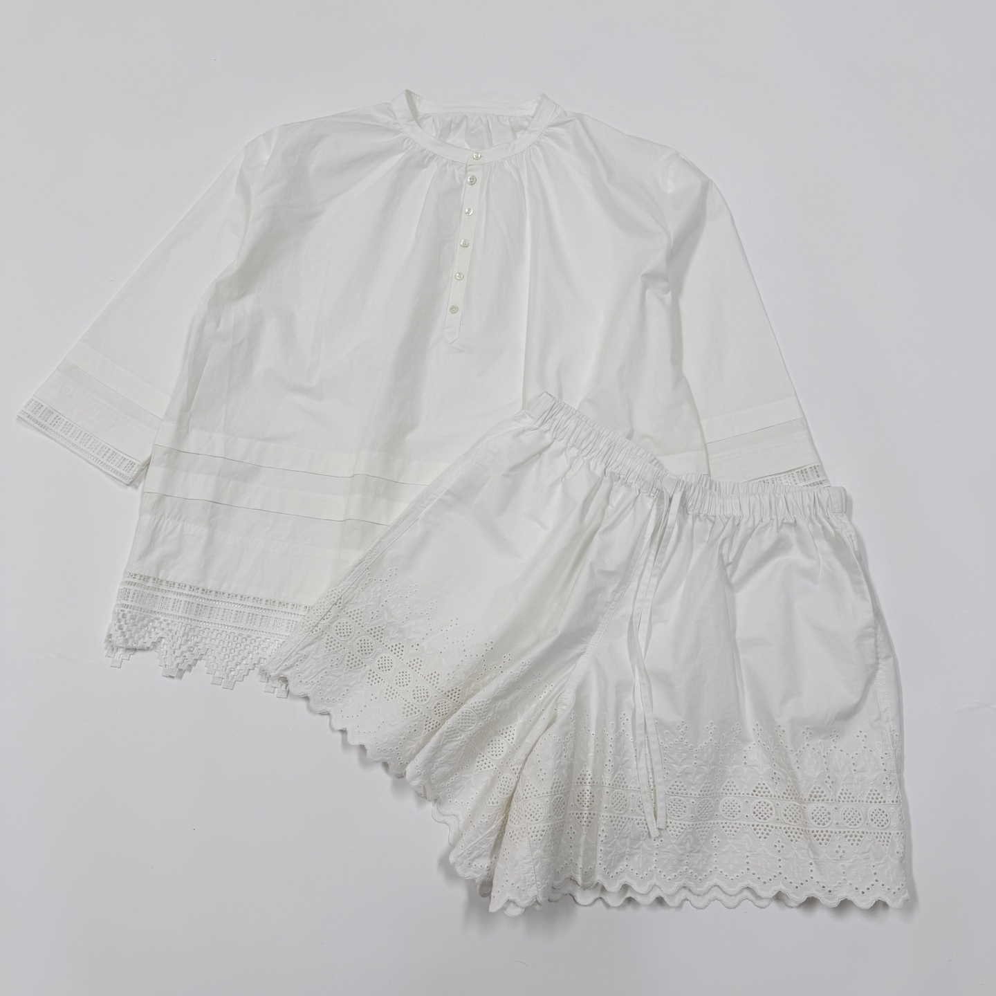 NO:937607,Clothes - Pants - 2026 spring and summer French pony cotton shirt!  !  (Can be paired with shorts) It is made of high-count long-staple pomace cotton, which has been pre-washed and softened. It feels soft and cashmere-like, breathable and sweat-wicking, and is not prone to pilling and deformation after long-term wear. The improved Henry small V-neck design softly modifies the neck line; the micro-bubble short sleeves cleverly hide arm fat, and the body is equipped with layered pleats. The cuffs and hem are embellished with hand-made hollow lace ruffles, giving it a full sense of sophistication.  The whole dress is made of fine hand-made arch stitching, which is solid and durable. The solid color with low saturated tones is gentle and durable. It is cool and elegant when worn alone. It is full of layering when paired with bottoms. It is suitable for commuting and daily wear when traveling. It is easy to handle and have a relaxed French atmosphere. Color White Size S M L, shorts, T-shirt,19860909衣服-.裤子-.2026春夏法式匹马棉衬衣！！（可与短裤套装） 选用高支长绒匹马棉,经预水洗柔化工艺处理,触感软糯似羊绒,透气排汗久穿不易起球变形.改良亨利小V领设计,柔和修饰脖颈线条；微泡短袖巧妙藏住手臂赘肉,衣身搭配分层褶皱,袖口与下摆点缀手工镂空蕾丝荷叶边,精致感拉满. 全衣采用细密手工拱针走线,做工扎实耐穿.纯色低饱和色调温柔耐看,单穿清冷有气质,搭配下装层次感十足,通勤、出游日常穿搭都适配,轻松拿捏松弛法式氛围感. 颜色白色 尺寸S M L,,shorts,T-shirt,,Men's clothing