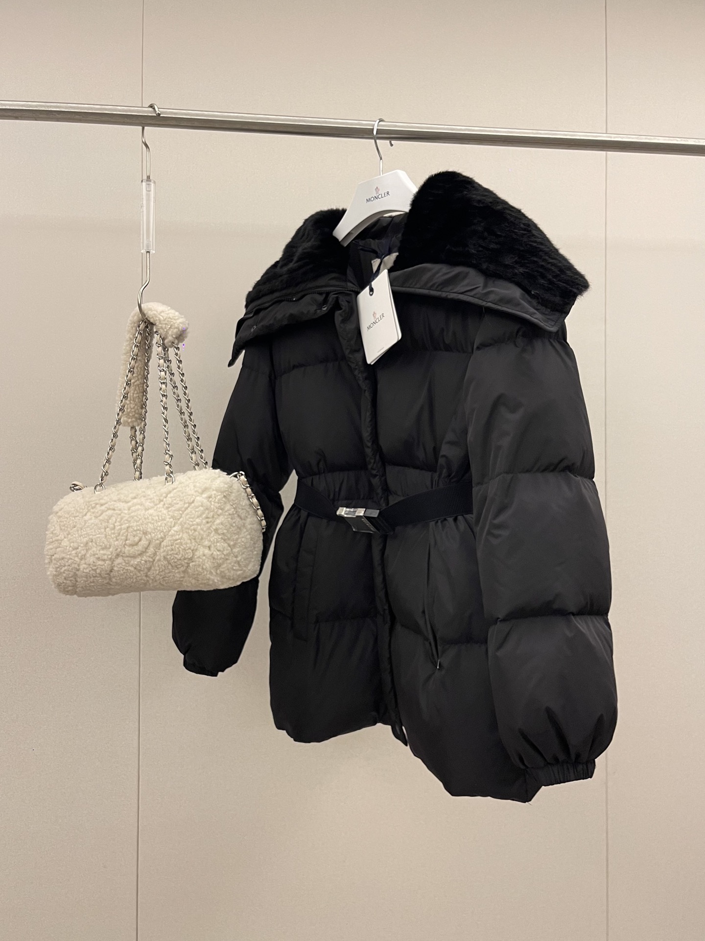 \n\nMoncler 冬日❄️新品上线\nBrasseurs系列兔毛大翻领收腰羽绒服\n\n跟对yb系列一比一开发 最高版本发售‼️\n大翻领采用德系安哥拉兔毛 更显奢华质感\n\n束腰带秒变蚂蚁腰气质女神\n区别于市面上人造仿毛更具高级感 \n\n拉链拉到底可以把领子翻下来 \n兔毛围脖的设计感更显奢华魅力\n\n面料采用黑色哑光上身高级大气 \n腰带不用穿更休闲百搭\n\n0.1.2.3