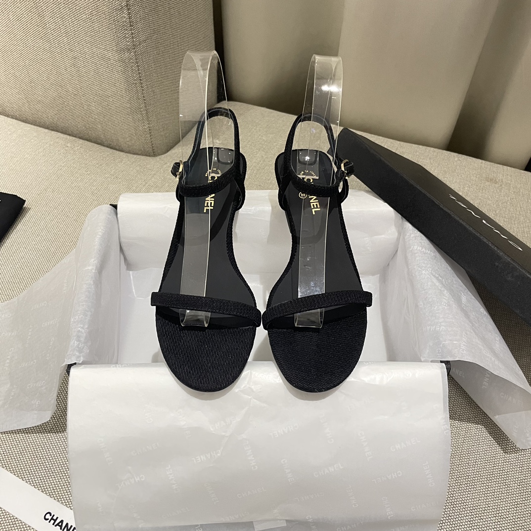 NO:231294,Factory direct sales A favorite pair of high-enhancing thick-soled and beautiful slippers, counter [authentic grade] version!  !  This season’s new Xiaoxiang style is really beautiful, I really love it at first sight. The classic combination is really super unique!  Retro and fashionable, it matches it with pants, sweatshirts or skirts!  How to wear it, the more you like it, the more you like it. Official catalogue: 35-39 (40 custom made without return) Heel height is about 4.5cm Color: As shown in the picture, all equipped with genuine Italian packaging, sandals, sandals, slippers, hoodie, sweatshirts, skirts19860909工厂直销 A年度最爱一双增高厚底绝美爆款拖鞋 专柜【正品级】版本！！ 这一季小香新款真的太好看了, 真的一眼爱了 经典的搭配,真的超级有个性！ 复古又时髦,无论搭配裤子卫衣或裙子都超级搭！怎么穿怎么好看,越爱越喜欢 官方目录 码数35-39(40订做不退换) 跟高约4.5cm 颜色:如图 均配意大利正品包装,凉鞋,sandals,slippers,hoodie,sweatshirts,skirts,Women's Shoes