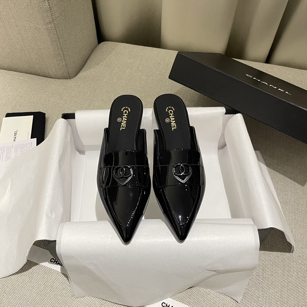 NO:222202,Factory direct sales A favorite pair of high-enhancing thick-soled and beautiful slippers, counter [authentic grade] version!  !  This season’s new Xiaoxiang style is really beautiful, I really love it at first sight. The classic combination is really super unique!  Retro and fashionable, it matches it with pants, sweatshirts or skirts!  How to wear it, the more you like it, the more you like it. Official catalogue: 35-39 (40 custom made without return and exchange) Color: As shown in the picture, all equipped with genuine Italian packaging, semi-torched, slippers, hoodie, sweatshirts, skirts19860909工厂直销 A年度最爱一双增高厚底绝美爆款拖鞋 专柜【正品级】版本！！ 这一季小香新款真的太好看了, 真的一眼爱了 经典的搭配,真的超级有个性！ 复古又时髦,无论搭配裤子卫衣或裙子都超级搭！怎么穿怎么好看,越爱越喜欢 官方目录 码数35-39(40订做不退换) 颜色:如图 均配意大利正品包装,半拖,slippers,hoodie,sweatshirts,skirts,Women's Shoes