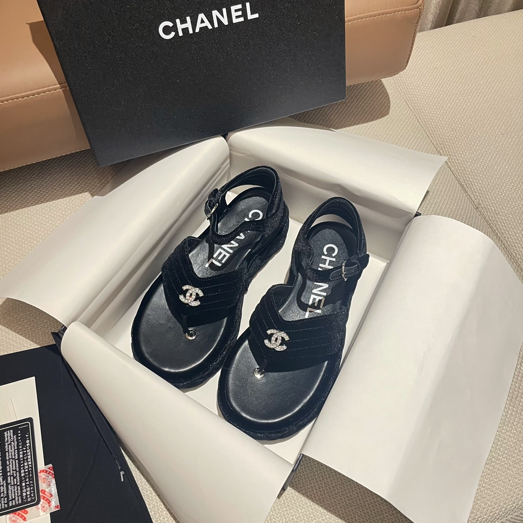 NO:231307,Factory direct sales A's favorite pair of high-enhancing thick-soled sandals and slippers, counter [authentic grade] version!  !  This season’s new Xiaoxiang style is really beautiful, I really love it at first sight. The classic combination is really super unique!  Retro and fashionable, it matches it with pants, sweatshirts or skirts!  How to wear it, the more you like it, the more you like it. Official catalogue: 35-39 (40 custom made without return and exchange) Color: As shown in the picture, all equipped with genuine Italian packaging, split-toe shoes, sandals, slippers, hoodie, sweatshirts, skirts19860909工厂直销 A年度最爱一双增高厚底绝美爆款凉鞋拖鞋 专柜【正品级】版本！！ 这一季小香新款真的太好看了, 真的一眼爱了 经典的搭配,真的超级有个性！ 复古又时髦,无论搭配裤子卫衣或裙子都超级搭！怎么穿怎么好看,越爱越喜欢 官方目录 码数35-39(40订做不退换) 颜色:如图 均配意大利正品包装,分趾鞋,sandals,slippers,hoodie,sweatshirts,skirts,Women's Shoes