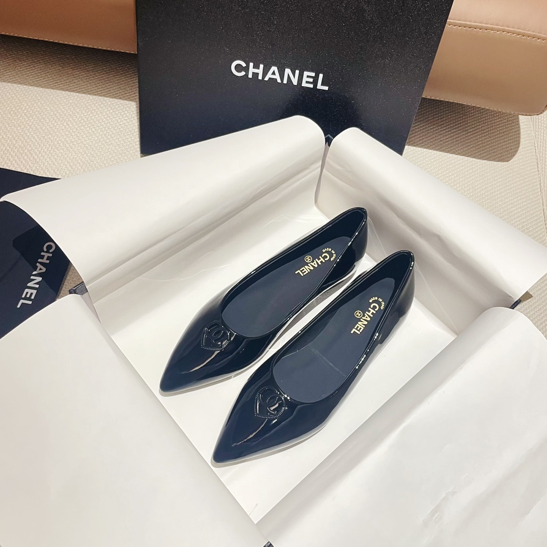 NO:231304,Factory direct sales A's favorite pair of high-enhancing thick-soled shoes, counter [authentic] version!  !  This season’s new Xiaoxiang style is really beautiful, I really love it at first sight. The classic combination is really super unique!  Retro and fashionable, it matches it with pants, sweatshirts or skirts!  How to wear it, the more you like it, the more you like it. Official catalogue: 35-39 (40 custom made without return and exchange) Color: As shown in the picture, all equipped with genuine Italian packaging, single shoes, hoodie, sweatshirts, skirts19860909工厂直销 A年度最爱一双增高厚底绝美爆款鞋 专柜【正品级】版本！！ 这一季小香新款真的太好看了, 真的一眼爱了 经典的搭配,真的超级有个性！ 复古又时髦,无论搭配裤子卫衣或裙子都超级搭！怎么穿怎么好看,越爱越喜欢 官方目录 码数35-39(40订做不退换) 颜色:如图 均配意大利正品包装,单鞋,hoodie,sweatshirts,skirts,Women's Shoes