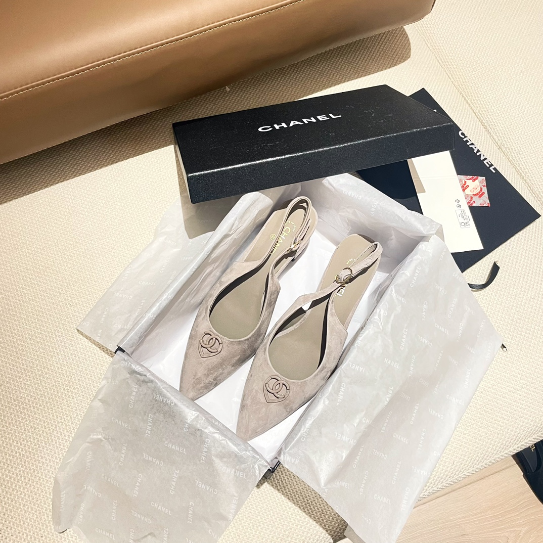 NO:231297,Factory direct sales A's favorite pair of high-enhancing thick-soled shoes, counter [authentic] version!  !  This season’s new Xiaoxiang style is really beautiful, I really love it at first sight. The classic combination is really super unique!  Retro and fashionable, it matches it with pants, sweatshirts or skirts!  How to wear it, the more you like it, the more you like it. Official catalogue: 35-39 (40 custom made without return and exchange) Color: As shown in the picture, all equipped with genuine Italian packaging, sandals, sandals, hoodie, sweatshirts, skirts19860909工厂直销 A年度最爱一双增高厚底绝美爆款鞋 专柜【正品级】版本！！ 这一季小香新款真的太好看了, 真的一眼爱了 经典的搭配,真的超级有个性！ 复古又时髦,无论搭配裤子卫衣或裙子都超级搭！怎么穿怎么好看,越爱越喜欢 官方目录 码数35-39(40订做不退换) 颜色:如图 均配意大利正品包装,凉鞋,sandals,hoodie,sweatshirts,skirts,Women's Shoes