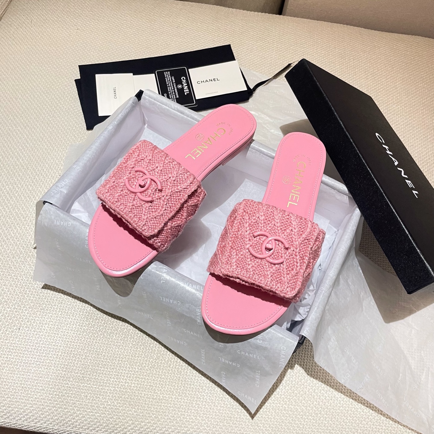 NO:231314,Factory direct sales, Chanel new style of grass-sleeved slippers flat women's shoes, 4 colors on sale in stock, original mold opening sole, super comfortable on the foot, size 35-39 (40 customized without return) Color: 4 colors, slippers, chanel, slippers19860909工厂直销,chanel新款拖草时尚拖鞋平底女鞋,4色现货发售,原版开模大底,上脚超舒服,码数35-39（40订做不退换）颜色:4色,拖鞋,chanel,slippers,Women's Shoes