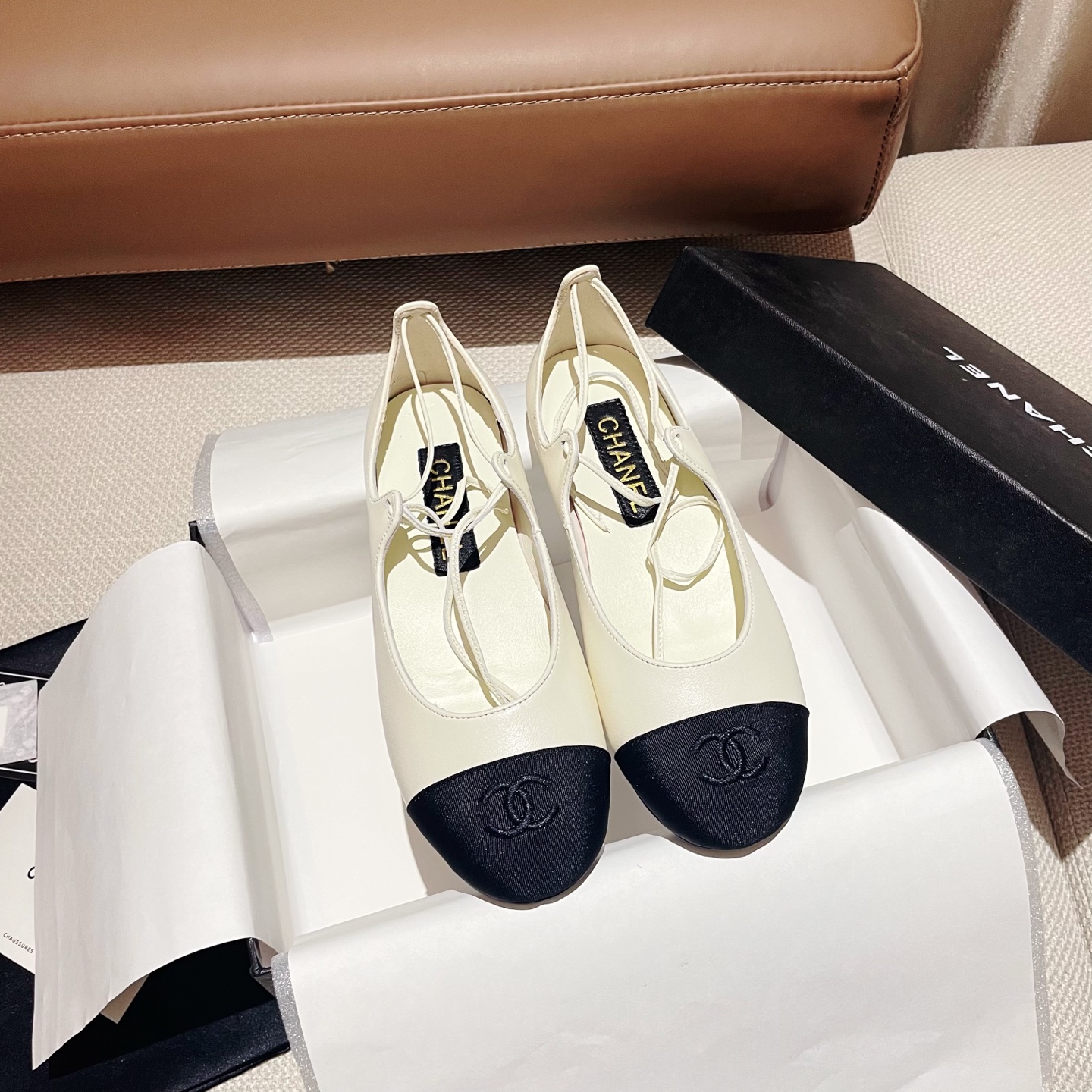 NO:231298,CHANEL 2025sw internet celebrity star style, the latest show series of the counter has a new model, the sheepskin double C original lace-up dance shoes with versatile feet. The inner foot pad imported sheepskin lining, the original private model leather outsole. Size: 35-40 (40 sizes are not returned or replaced) with the original full package., ballet shoes, chanel, stuart weitzman, sheepskin, Leather soles19860909CHANEL 2025sw网红明星同款 专柜最新走秀主打系列上新款, 羊皮双C原版系带跳舞鞋套脚百搭绝配. 内里垫脚进口羊皮里 大底原私模真皮大底 码:35-40（40码不退不换） 配原版全套包装.,芭蕾舞鞋,chanel,stuart weitzman,sheepskin,Leather soles,Women's Shoes