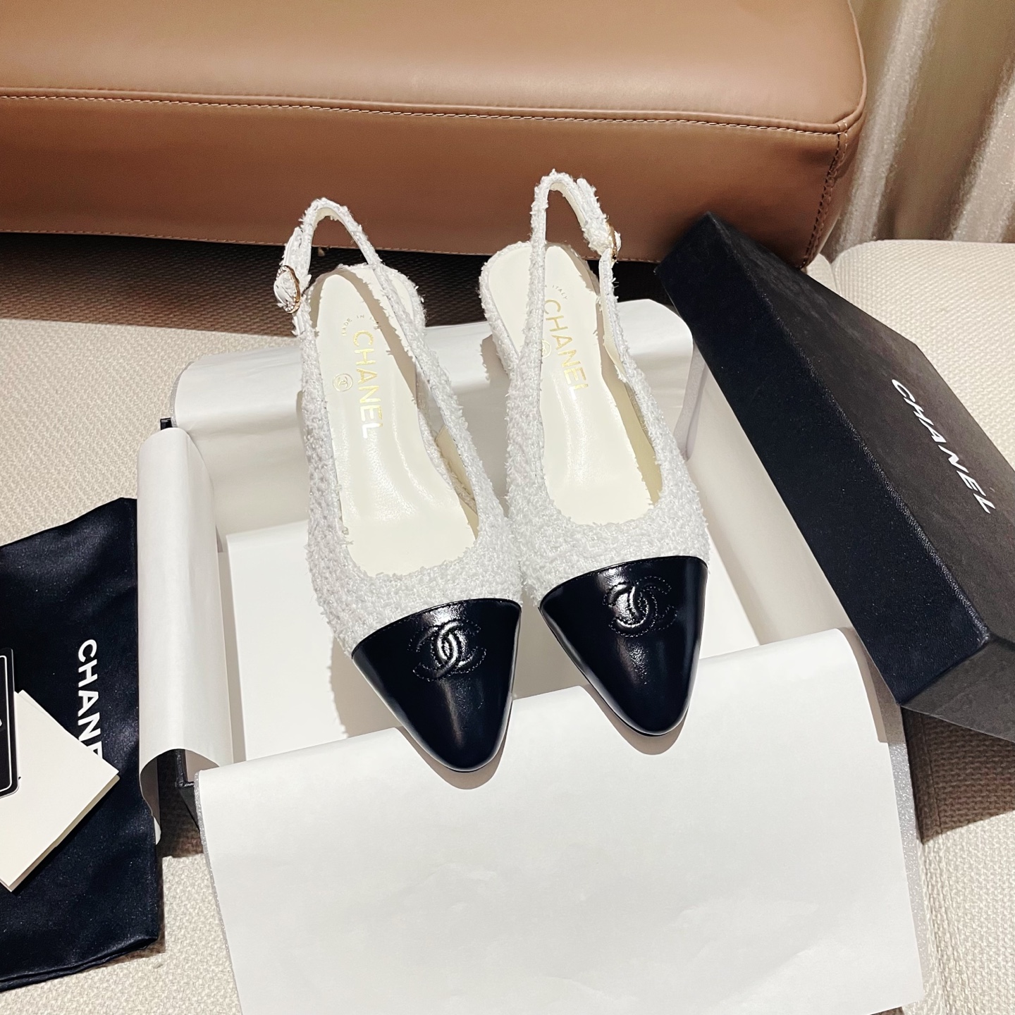 NO:231300,Factory direct sales, Chanel new fashionable sandals and slippers low heel women's shoes, 5 colors are on sale in stock, original mold-open leather sole, super comfortable on the foot, size 35-39 (40 customized, no return or exchange) Color: 5 colors, sandals, chanel, sandals, slippers, Leather soles19860909工厂直销,chanel新款时尚凉鞋拖鞋低跟女鞋,5色现货发售,原版开模真皮大底,上脚超舒服,码数35-39（40订做不退换）颜色:5色,凉鞋,chanel,sandals,slippers,Leather soles,Women's Shoes