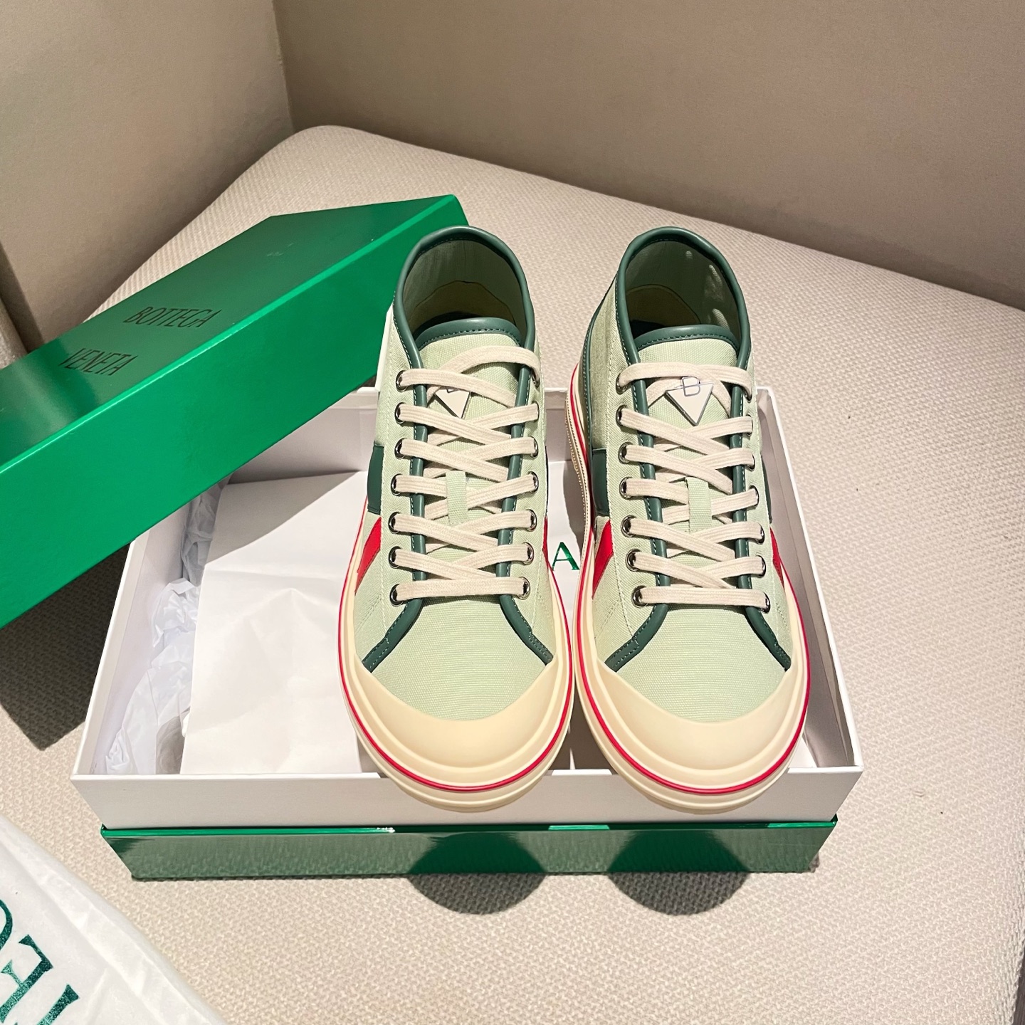 NO:231315,Factory direct sales Gaobang BV Orbit's latest show in 2025, original board developed 1:1 classic color-blocking elements!  It is the biggest highlight of this shoe. It is eye-catching but not exaggerated. It is super cool everyday. It is super versatile no matter whether it is paired with pants, sweatshirts or skirts. It looks good no matter how you wear it. The more you look at it, the more you like it! 1 original sole, 2 colors, 4 colors, 3 sizes, 35-40, casual shoes/sports shoes, bottega veneta, sneakers, hoodie, sweatshirts, skirts19860909工厂直销 高邦BV Orbit2025年最新走秀款,原板1:1开发 经典拼色元素！是这款鞋子最大的亮点,醒目而不浮夸的设计,超日常超酷,无论搭配裤子卫衣或裙子都超级百搭,怎么穿都好看,越看越喜欢! 1大底原版大底 2颜色4色 3码数35-40,休闲鞋/运动鞋,bottega veneta,sneakers,hoodie,sweatshirts,skirts,Women's Shoes