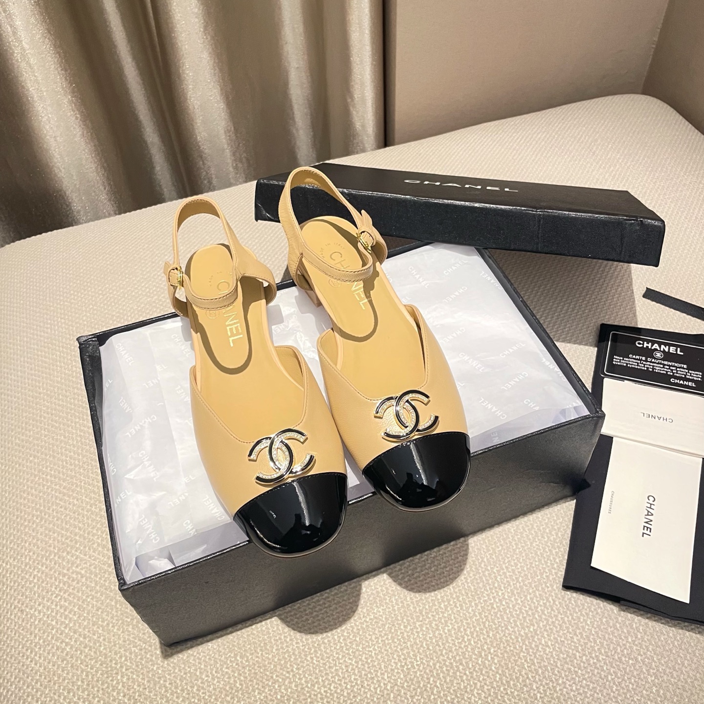 NO:231303,CHANEL 2025sw internet celebrity star style, the latest show series of the counter has a new model, cowhide double C original flat shoes with versatile feet. Inner footbed imported sheepskin lining, original private model leather outsole size: 35-40 (40 sizes are not returned or replaced) with original full packaging. P, sandals, chanel, stuart weitzman, sandals, flats, cowhide, sheepskin, Leather soles19860909CHANEL 2025sw网红明星同款 专柜最新走秀主打系列上新款, 牛皮双C原版平底鞋套脚百搭绝配. 内里垫脚进口羊皮里 大底原版私模真皮大底 码:35-40（40码不退不换） 配原版全套包装.P,凉鞋,chanel,stuart weitzman,sandals,flats,cowhide,sheepskin,Leather soles,Women's Shoes