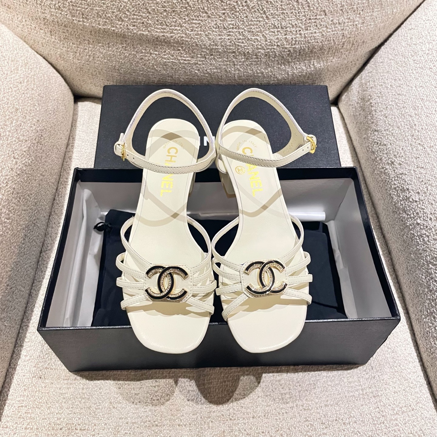 NO:231309,CHANEL 2025sw internet celebrity star style, the latest show series of the counter has a new model, cowhide double C original flat shoes with low heels, perfect match. Inner footbed imported sheepskin lining, original private model leather outsole size: 35-40 (40 sizes are not returned or replaced) with original full packaging. P, sandals, chanel, stuart weitzman, sandals, flats, cowhide, sheepskin, Leather soles19860909CHANEL 2025sw网红明星同款 专柜最新走秀主打系列上新款, 牛皮双C原版平底鞋低跟百搭绝配. 内里垫脚进口羊皮里 大底原版私模真皮大底 码:35-40（40码不退不换） 配原版全套包装.P,凉鞋,chanel,stuart weitzman,sandals,flats,cowhide,sheepskin,Leather soles,Women's Shoes