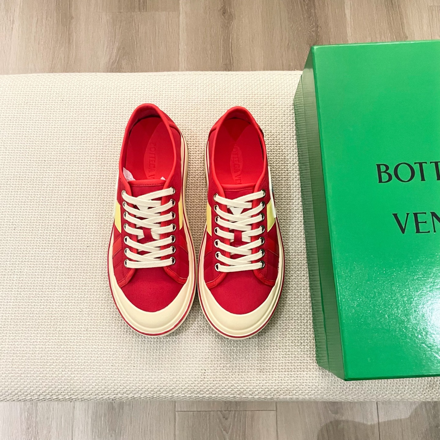 NO:231292,Factory direct sales, the latest showcase of the Low BV Orbit in 2025, the original board is developed 1:1, and the classic color-blocking elements!  It is the biggest highlight of this shoe. It is eye-catching but not exaggerated. It is super cool everyday. It is super versatile no matter whether it is paired with pants, sweatshirts or skirts. It looks good no matter how you wear it. The more you look, the more you like it! 1 original sole, 2 colors, 5 colors, 3 sizes, 35-40, casual shoes/sports shoes, bottega veneta, sneakers, hoodie, sweatshirts, skirts19860909工厂直销 低邦BV Orbit2025年最新走秀款,原板1:1开发 经典拼色元素！是这款鞋子最大的亮点,醒目而不浮夸的设计,超日常超酷,无论搭配裤子卫衣或裙子都超级百搭,怎么穿都好看,越看越喜欢! 1大底原版大底 2颜色5色 3码数35-40,休闲鞋/运动鞋,bottega veneta,sneakers,hoodie,sweatshirts,skirts,Women's Shoes