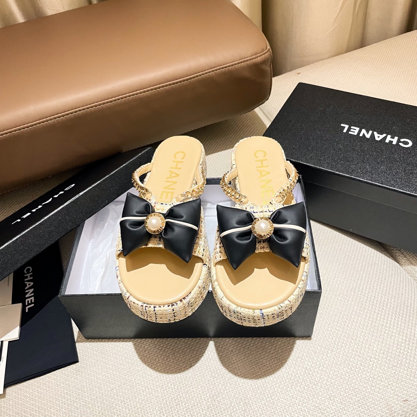 NO:231288,Factory direct sales CHANEL 2025sw Internet celebrity celebrity star style, the latest show series of the counter has a new model, cowhide double C original flat shoes with low heels, perfect match. Inner footbed imported sheepskin lining, large sole original private model outsole, heel height is about 5cm: 35-40 (40 sizes are not returned or replaced) with a full set of original packaging., slippers, chanel, stuart weitzman, flats, slippers, cowhide, sheepskin19860909工厂直销 CHANEL 2025sw网红明星同款 专柜最新走秀主打系列上新款, 牛皮双C原版平底鞋低跟百搭绝配. 内里垫脚进口羊皮里 大底原版私模大底 跟高约5cm码:35-40（40码不退不换） 配原版全套包装.,拖鞋,chanel,stuart weitzman,flats,slippers,cowhide,sheepskin,Women's Shoes