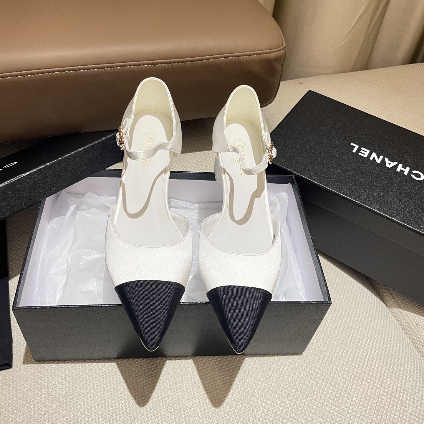 NO:233181,Factory direct sales CHANEL 2025sw Internet celebrity celebrity style, the latest show series of the counter has a new model, the double C original versatile match. Upper: sheepskin, inner footbed imported sheepskin, large sole original private model genuine leather sole Size: 35-40 (40 sizes are not returned or replaced) with original full package. Heel height is about 5CM, sandals, chanel, stuart weitzman, sandals, sheepskin, Leather soles19860909工厂直销 CHANEL 2025sw网红明星同款 专柜最新走秀主打系列上新款, 双C原版百搭绝配. 鞋面:羊皮,内里垫脚进口羊皮里 大底原版私模真皮大底 码:35-40（40码不退不换） 配原版全套包装.跟高约5CM,凉鞋,chanel,stuart weitzman,sandals,sheepskin,Leather soles,Women's Shoes