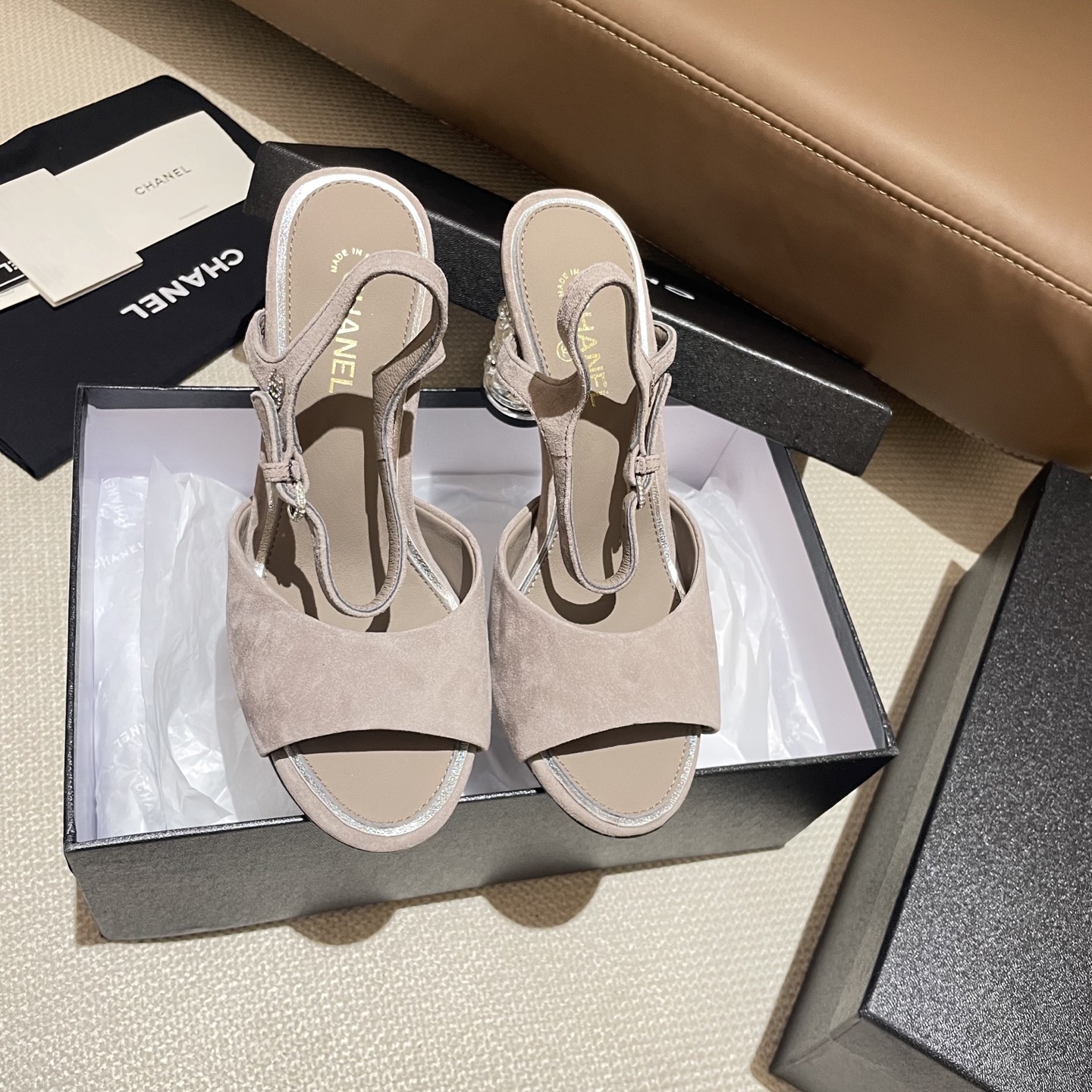 NO:233178,Factory direct sales CHANEL 2025sw Internet celebrity celebrity star style, the latest show series of the counter has a new model, high heels are versatile and perfect for foot covers. Upper: sheepskin, inner foot pad imported sheepskin, large sole original private model genuine leather sole Size: 35-40 (40 sizes are not returned or replaced) with original full package. Heel height is about 8CM, sandals, chanel, stuart weitzman, sandals, high heels, sheepskin, Leather soles19860909工厂直销 CHANEL 2025sw网红明星同款 专柜最新走秀主打系列上新款, 高跟鞋套脚百搭绝配. 鞋面:羊皮,内里垫脚进口羊皮里 大底原版私模真皮大底 码:35-40（40码不退不换） 配原版全套包装.跟高约8CM,凉鞋,chanel,stuart weitzman,sandals,high heels,sheepskin,Leather soles,Women's Shoes