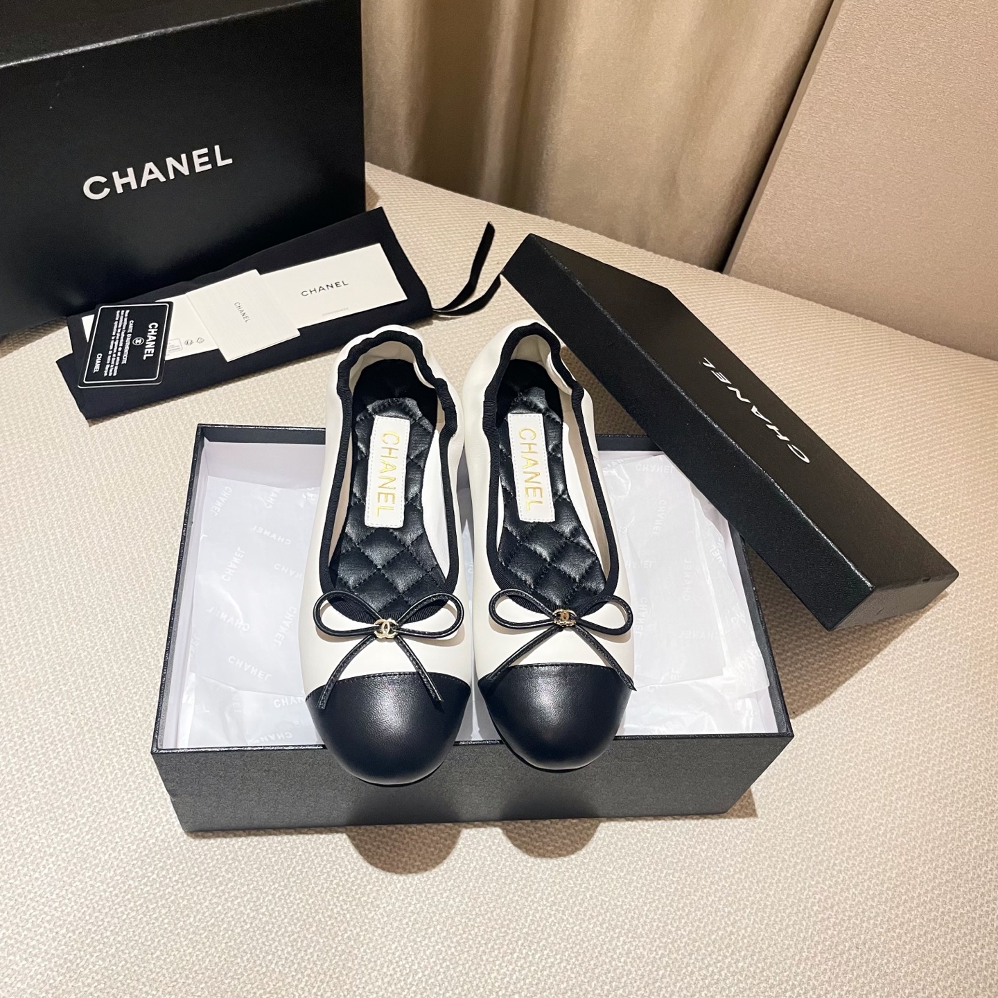 NO:233169,Factory direct sales CHANEL 2025sw Internet celebrity celebrity style The latest show series of the counter has a new model, sheepskin double C original loafer flat shoes/dance shoes covers versatile and perfect match. Upper: sheepskin, inner foot pad imported sheepskin, outsole original private model genuine leather sole Size: 35-40 (40 sizes are not returned or replaced) with original full packaging., ballet shoes, chanel, stuart weitzman, loafers, flats, sheepskin, Leather soles19860909工厂直销 CHANEL 2025sw网红明星同款 专柜最新走秀主打系列上新款, 羊皮双C原版乐福鞋平底鞋/跳舞鞋套脚百搭绝配. 鞋面:羊皮,内里垫脚进口羊皮里 大底原版私模真皮大底 码:35-40（40码不退不换） 配原版全套包装.,芭蕾舞鞋,chanel,stuart weitzman,loafers,flats,sheepskin,Leather soles,Women's Shoes