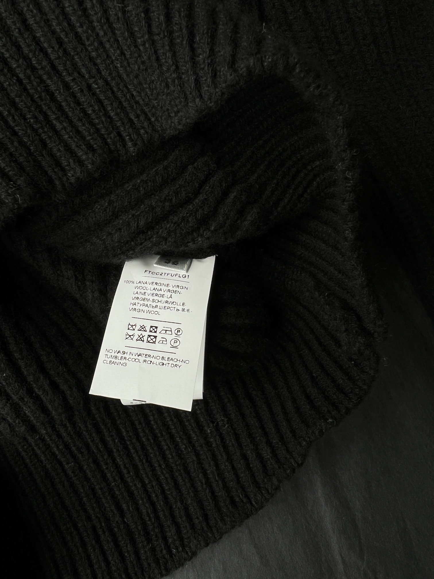 23秋冬新款️全羊毛高领毛衣！黑白两个颜色！这款毛衣很有重量！毛衣的纱线品质也在用的最好的全羊毛！高领保