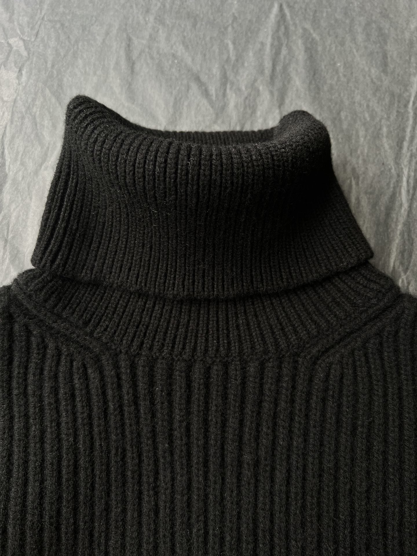23秋冬新款️全羊毛高领毛衣！黑白两个颜色！这款毛衣很有重量！毛衣的纱线品质也在用的最好的全羊毛！高领保
