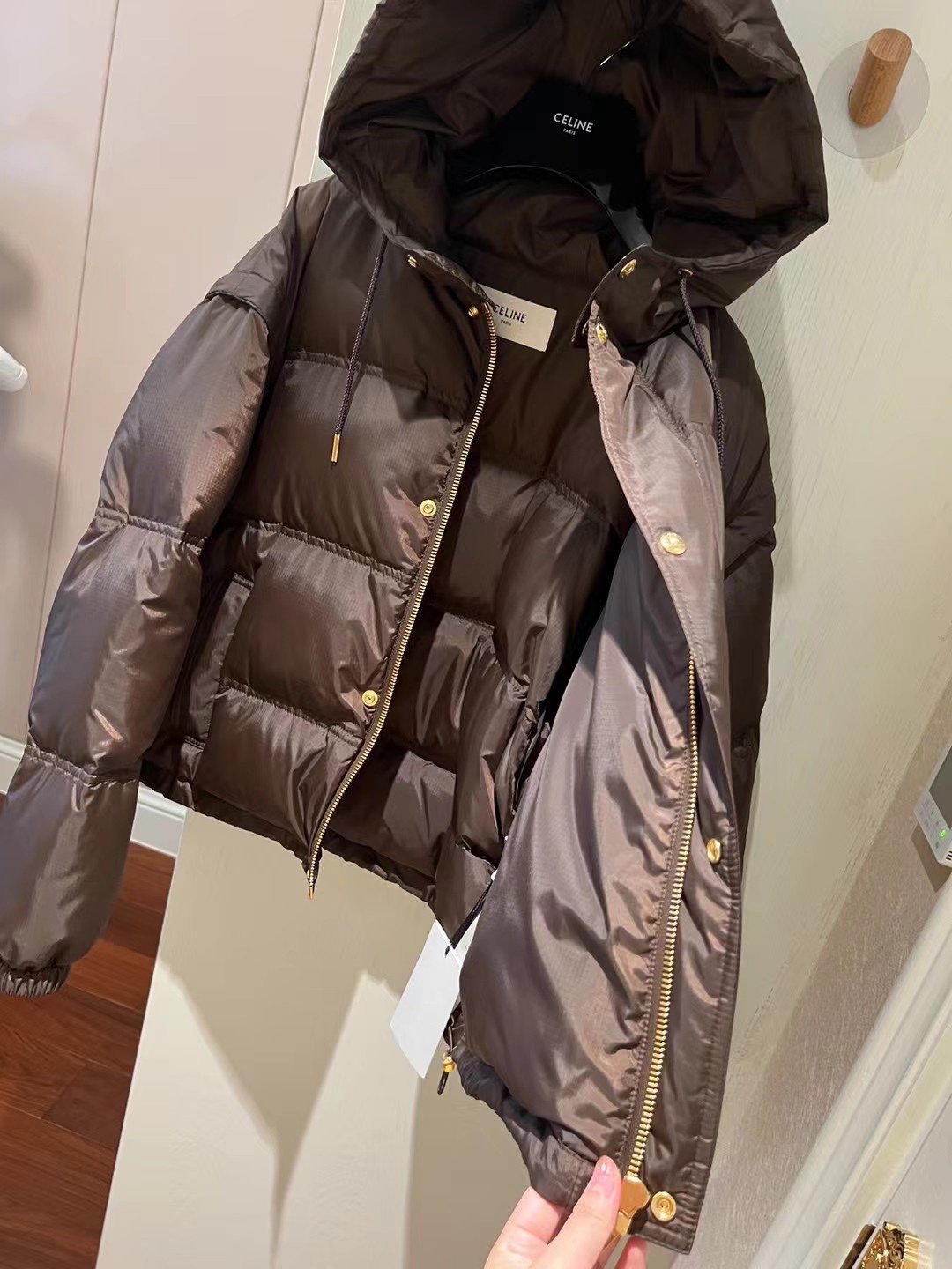 23秋冬新品️塞琳羽外套！巧克力色真的很高级！又可以穿很久的样子！经典版型！短款！可拆衣袖！腰部设可调节