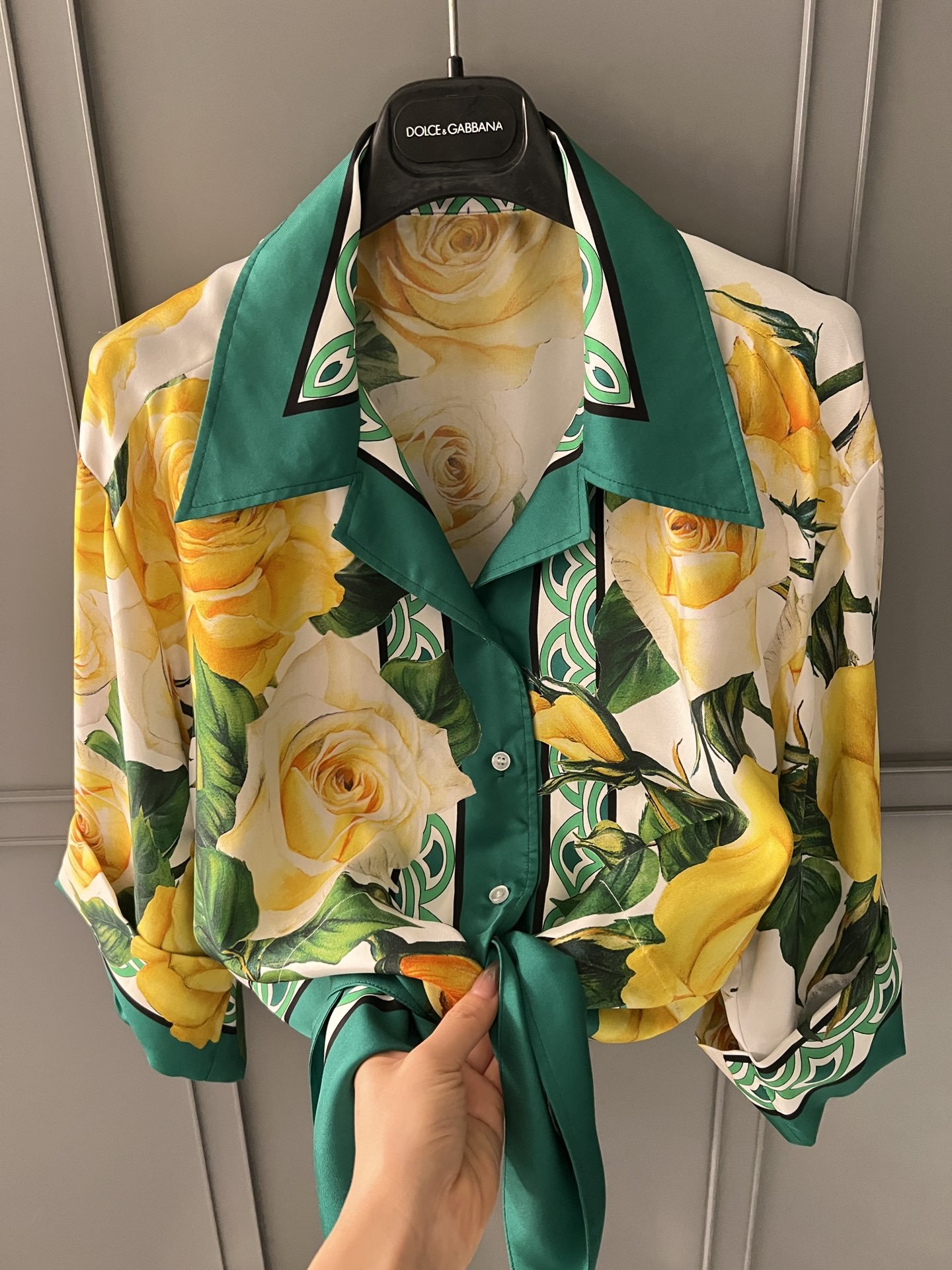 现货️24春夏新品️黄色玫瑰系列款！拼绿色地地定位印花上衣！36-38-40-42上衣