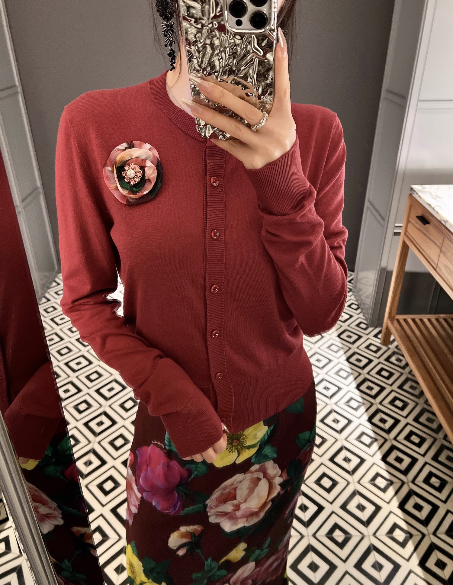 NO:308458,Spot 24 spring and summer new silk sand-line fabric cardigan!  Kangseni's large factory high-end silk sand thread!  It takes one month to color it!  Handmade flower prints!  36-38-40-42,,real silk,alexander wang19860909现货24春夏新品真丝沙线面料开衫！康赛妮大工厂高端真丝沙线！定染颜色都要一个月！手工花朵印花！36-38-40-42,,real silk,alexander wang,Women's clothing