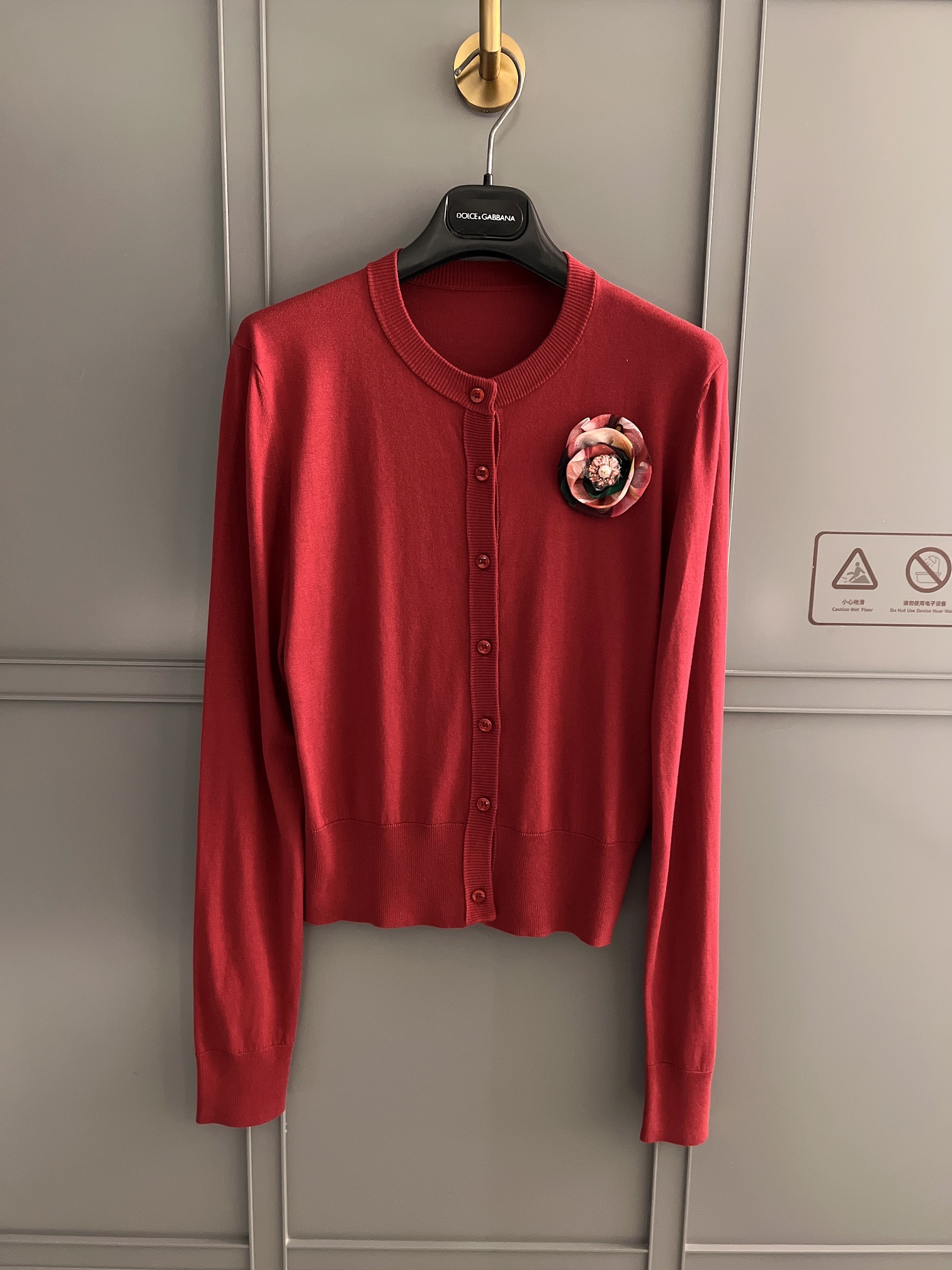 NO:308456,Spot 24 spring and summer new silk sand-line fabric cardigan!  Kangseni's large factory high-end silk sand thread!  It takes one month to color it!  Handmade flower prints!  36-38-40-4,,real silk,alexander wang19860909现货24春夏新品真丝沙线面料开衫！康赛妮大工厂高端真丝沙线！定染颜色都要一个月！手工花朵印花！36-38-40-4,,real silk,alexander wang,Women's clothing