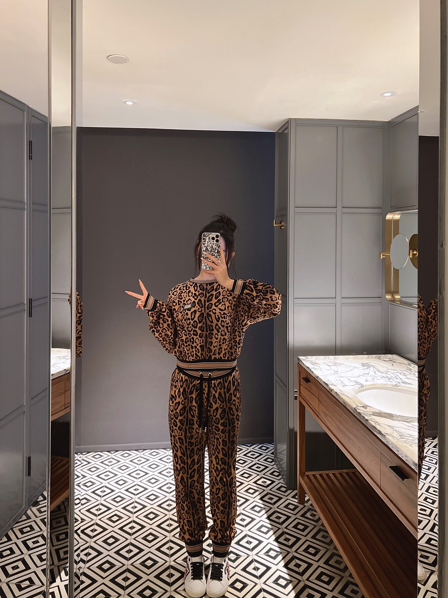 NO:315870,Spot 24 autumn and winter new leopard print sweatshirt printing set!  36-38-40-42 Sweatshirts, hoodie, sweatshirts, alexander wang19860909现货24秋冬新品豹纹卫衣印花套装！36-38-40-42卫衣 裤子,,hoodie,sweatshirts,alexander wang,Women's clothing