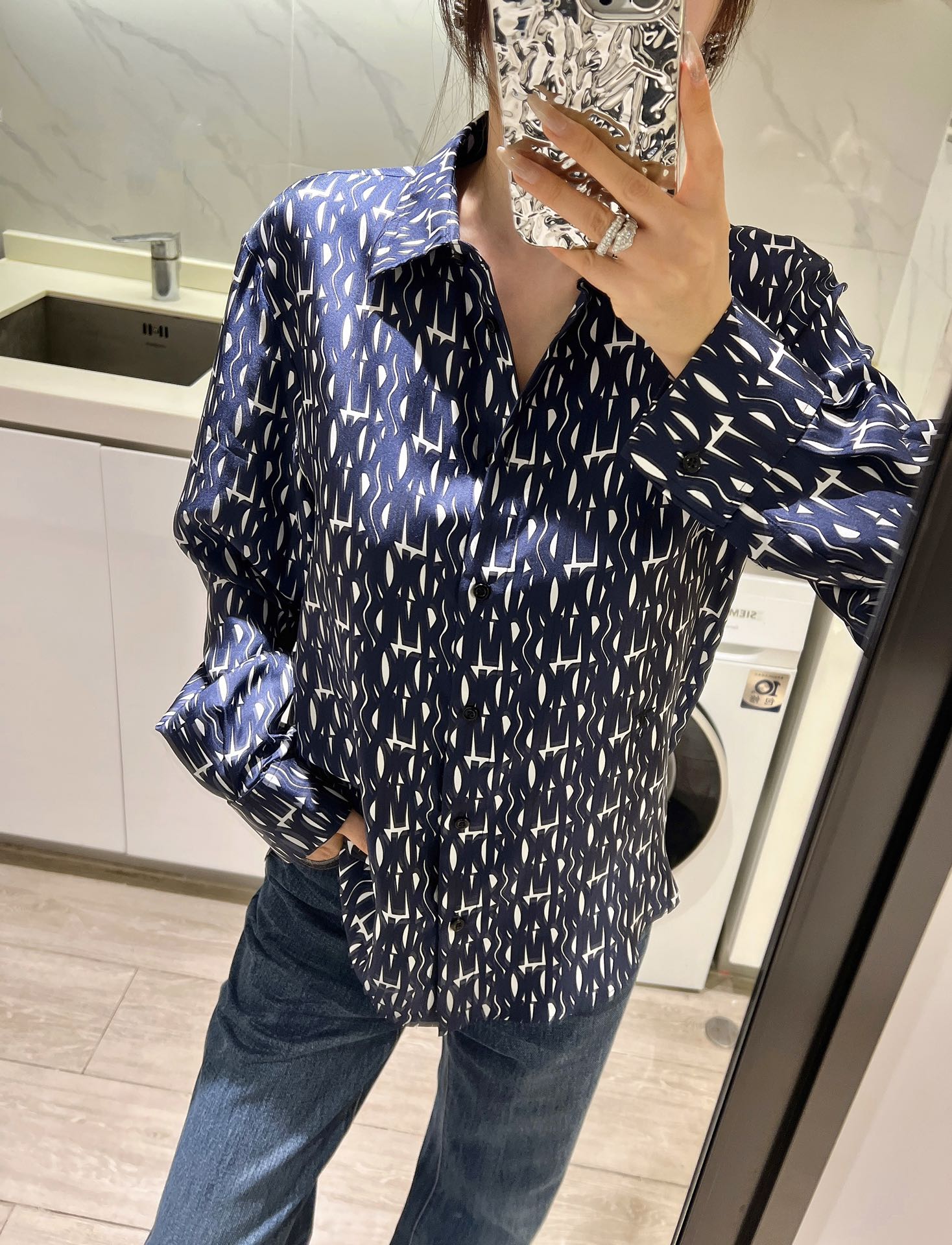 NO:336038,The new CD in autumn is limited in early autumn. Very high-end. The navy blue is not picky at all. It looks white and easy to wear. The silk material is so comfortable that it is very comfortable. Spot 36-38-40,, real silk, alexander wang19860909早秋新款CD秋季限定 好高级 藏蓝色一点都不挑人 显白好穿 真丝料子简直舒服到不行 现货36-38-40,,real silk,alexander wang,Women's clothing