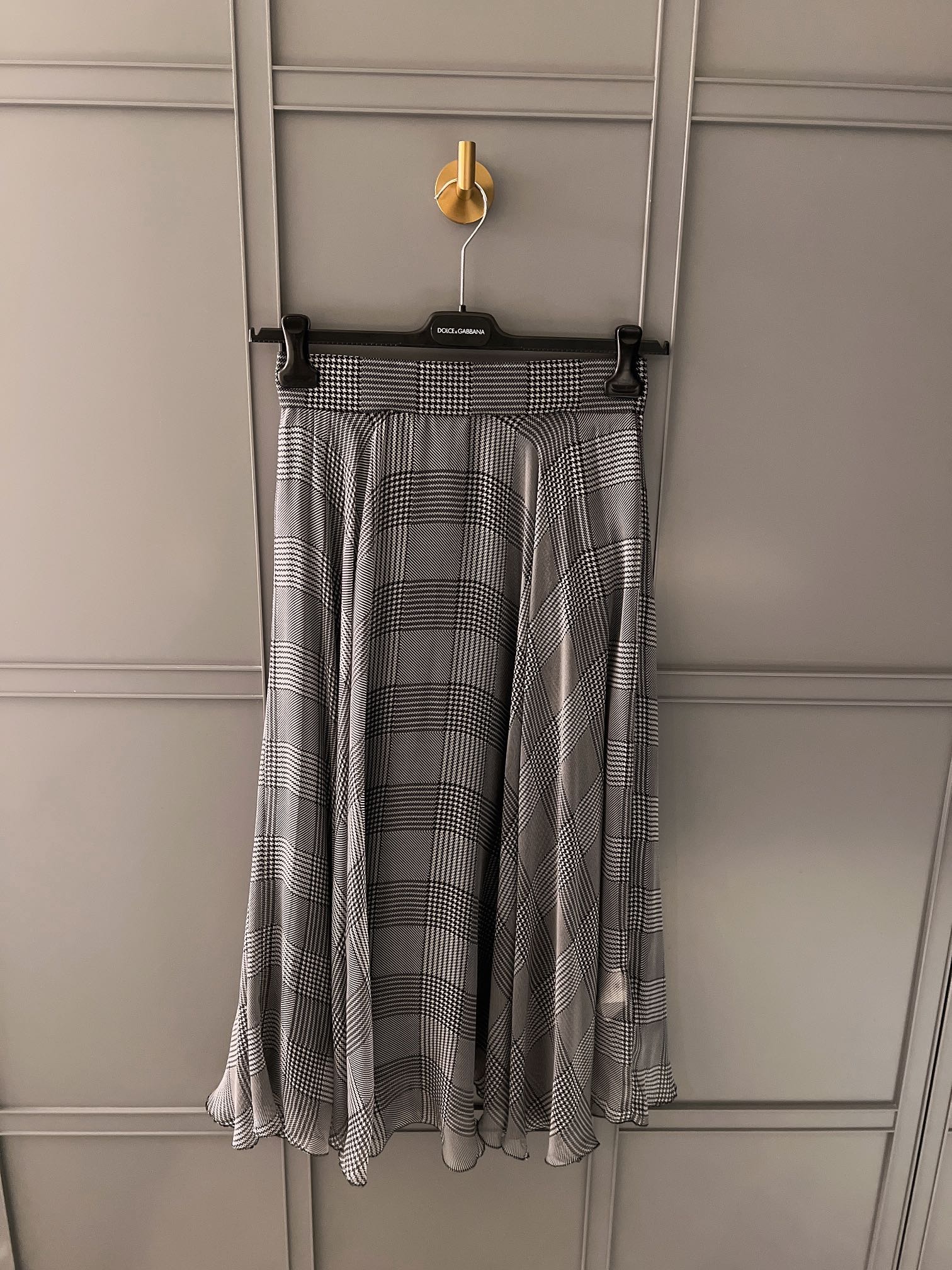 NO:307383,Top skirt autumn and winter new silk fabric houndstooth set!  Cropped with grids!  Positioning flowers!  The skirt lining is also made of silk!  Schedule order shipments on September 12th 36-38-40, skirts, real silk, alexander wang19860909上衣半裙秋冬新品真丝面料千鸟格套装！对格裁剪！定位花！半裙里布也是真丝面料的！排单9月12日出货36-38-40,,skirts,real silk,alexander wang,Women's clothing