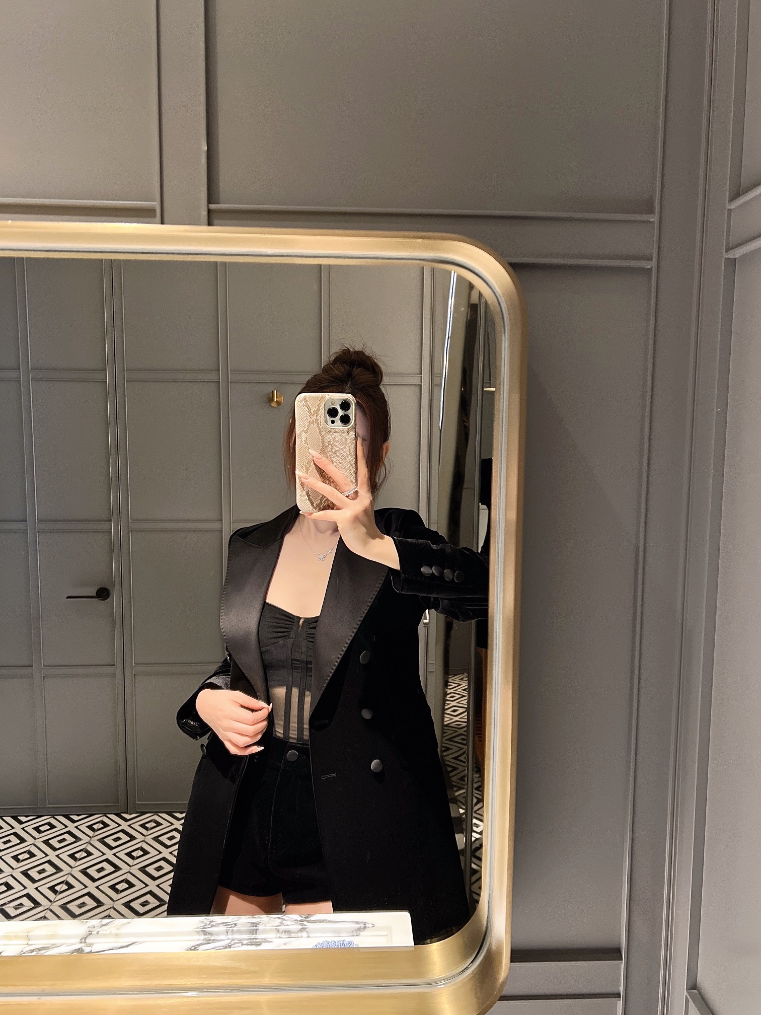 NO:294243,New autumn and winter classic velvet waist-closing slimming jacket!  The whole piece of handmade bead needle sewn!  The fabric is soft and comfortable to touch!  Spot 36-38-40-42,,jackets & coats,alexander wang19860909秋冬新品经典丝绒收腰显瘦外套！整件手工珠针缝制！面料柔软手感舒适！现货36-38-40-42,,jackets & coats,alexander wang,Women's clothing