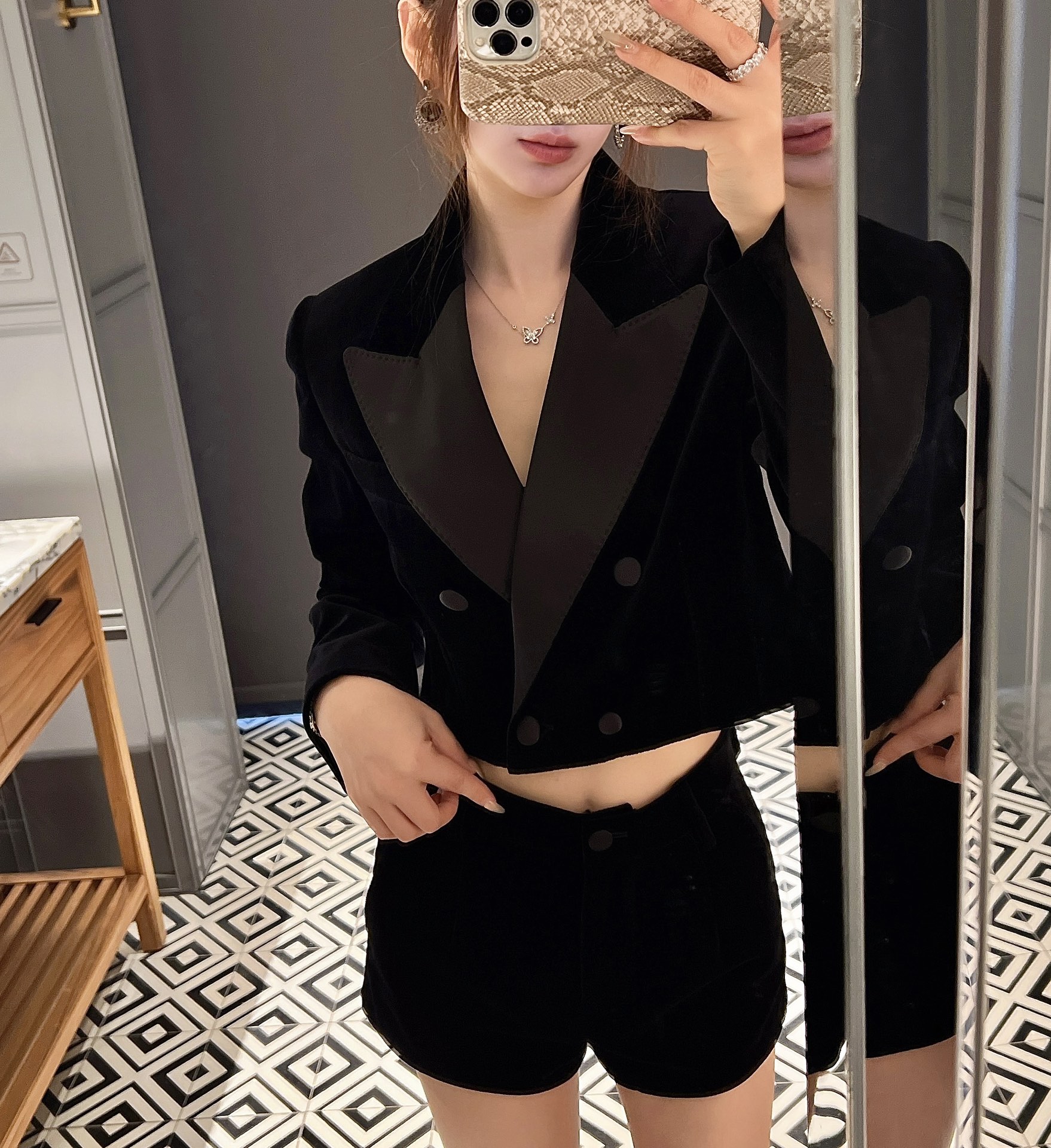 NO:294237,New velvet suit for autumn and winter jackets!  The same style as the stars!  Silk lining!  Spot 36-38-40-42,,shorts,jackets & coats,real silk,alexander wang19860909外套短裤套秋冬新款丝绒套装！明星同款！真丝内衬！现货36-38-40-42,,shorts,jackets & coats,real silk,alexander wang,Women's clothing