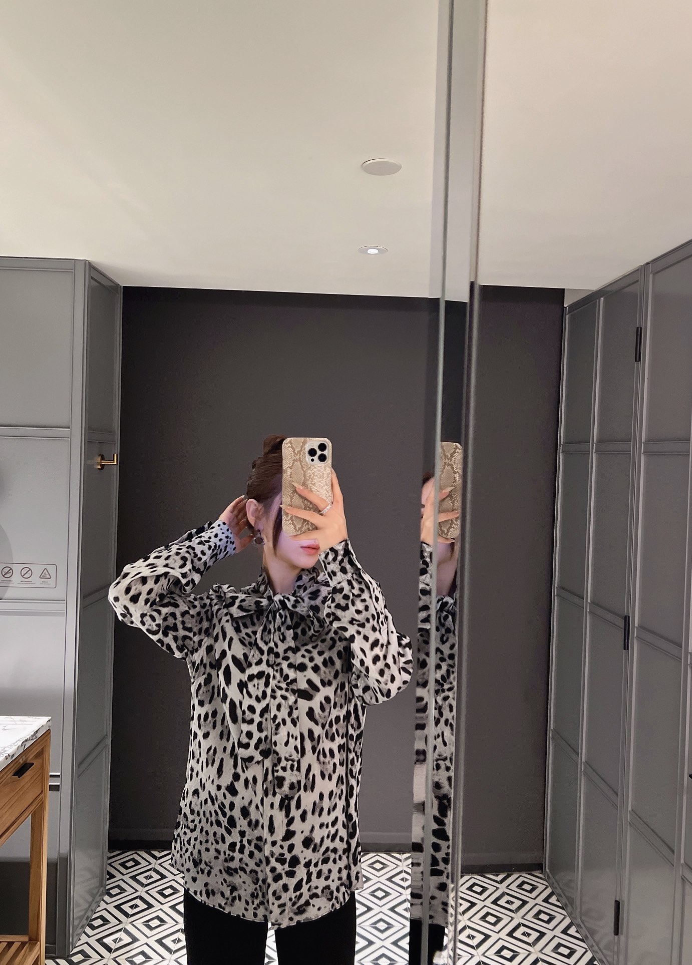 NO:316943,2025 spring silk leopard print streamer printed shirt!  Positioning printing!  Spot 36-38-40-42, real silk, alexander wang198609092025春款真丝豹纹飘带印花衬衣！定位印花！现货36-38-40-42,,real silk,alexander wang,Women's clothing