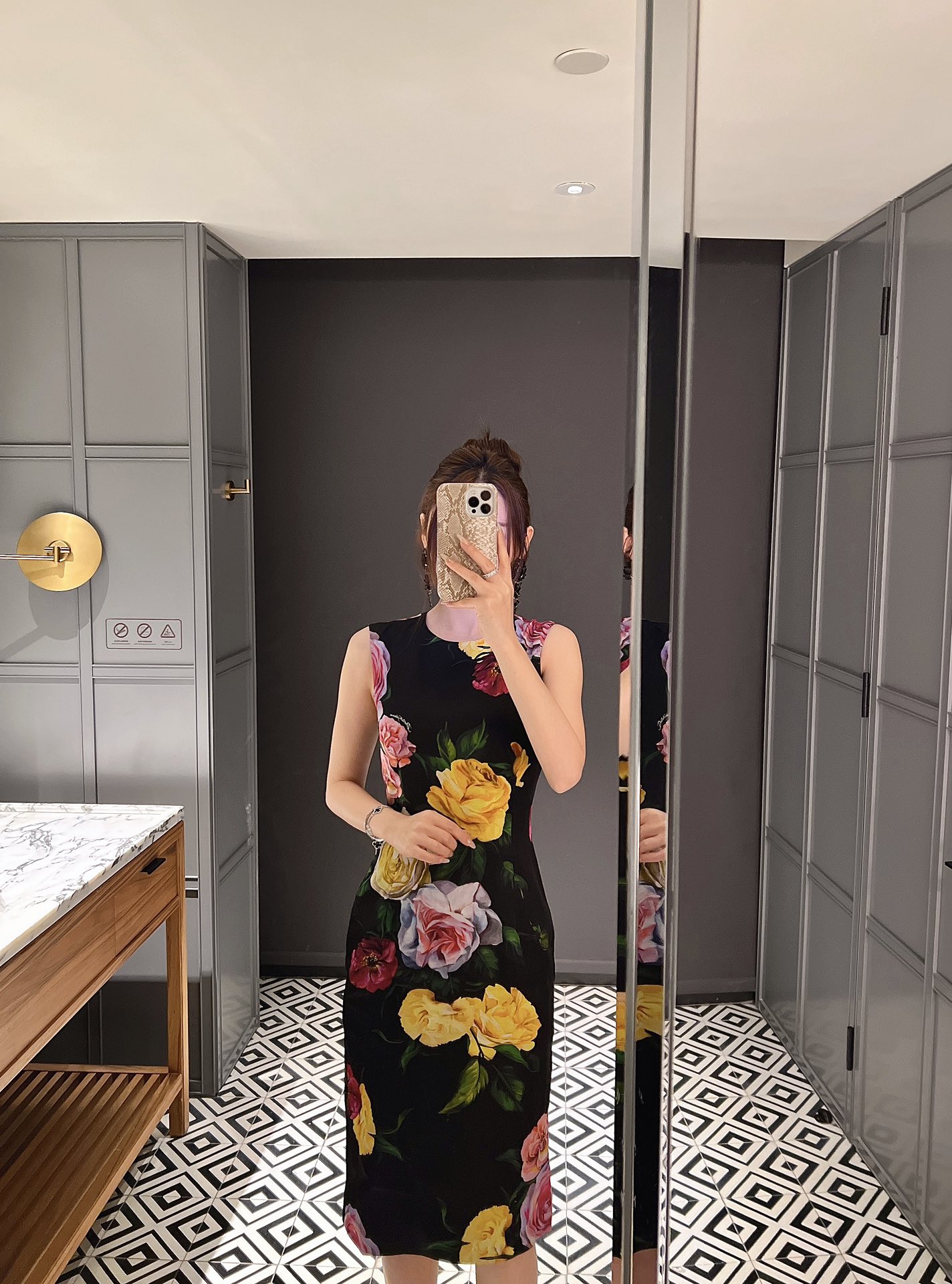 NO:316955,New silk rose printed sleeveless dress in spring and summer 25!  Spot 36-38-40-42p, skirts, real silk, alexander wang1986090925春夏新款真丝玫瑰花印花无袖连衣裙！现货36-38-40-42p,,skirts,real silk,alexander wang,Women's clothing