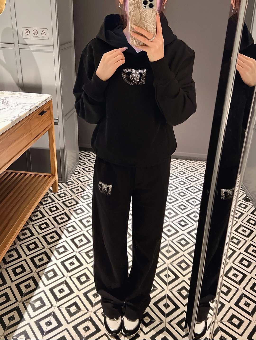 NO:314560,Sweatshirts and pants are made this year and can be ordered for orders. The new imported diamond series of 25 spring and summer styles are imported!  hoodie, sweatshirts,alexander wang19860909卫衣裤子今年做了42可排单预定 25春夏新款进口烫钻系列款！卫,,hoodie,sweatshirts,alexander wang,Women's clothing