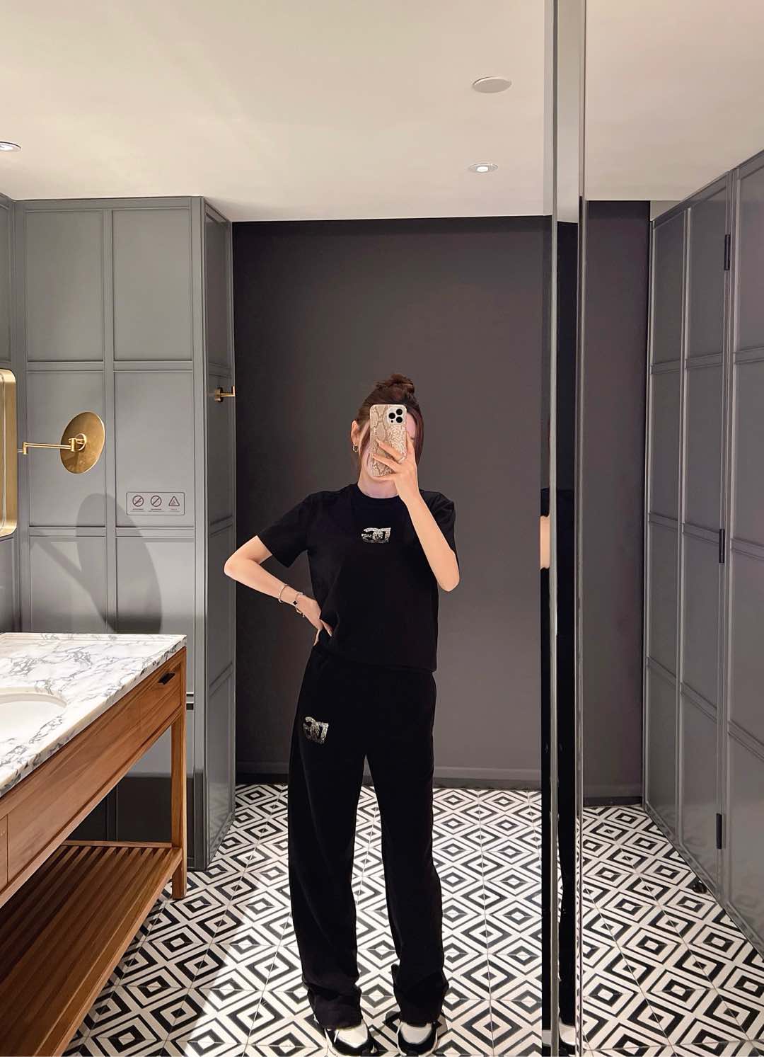 NO:323726,Sweatshirts, pants, short-sleeved 25 spring and summer new imported diamond series!  Sweatshirts 36-38-40-42 Pants 36-38-40-42 T36--42, hoodie,sweatshirts,T-shirt,alexander wang19860909卫衣裤子短袖25春夏新款进口烫钻系列款！卫衣36-38-40-42裤子36-38-40-42 T36--42,,hoodie,sweatshirts,T-shirt,alexander wang,Women's clothing