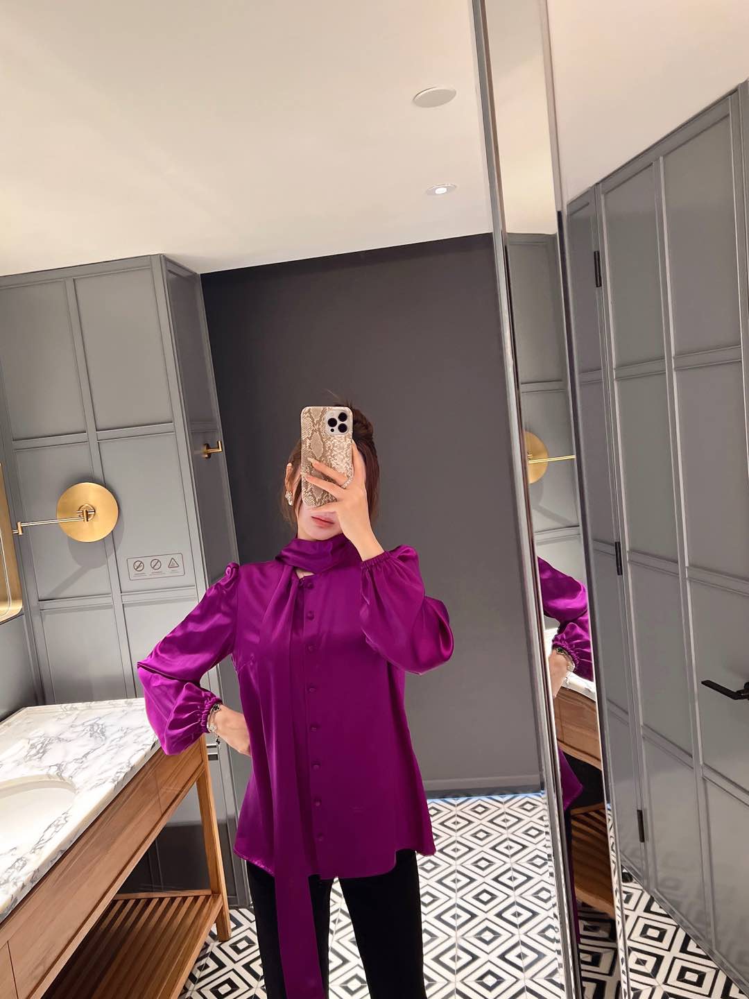 NO:296462,New spring and summer custom purple shirts!  The colors are super good!  The New Year is full of purple air!  Spot 36-38-40-42,,alexander wang19860909春夏新品定制紫色衬衣！颜色超级好看！新年紫气满满！现货36-38-40-42,,alexander wang,Women's clothing
