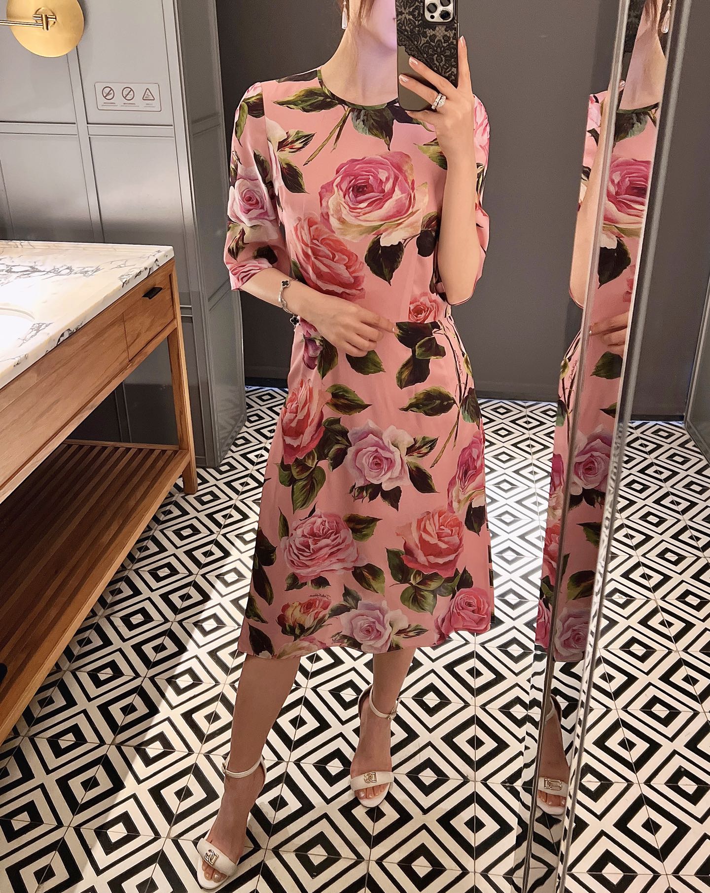 NO:315133,Spring and summer new foundation rose positioning printing all silk fabric inside and outside spot 36-38-40-42, real silk, alexander wang19860909春夏新品粉底玫瑰花定位印花里外全真丝面料现货36-38-40-42,,real silk,alexander wang,Women's clothing