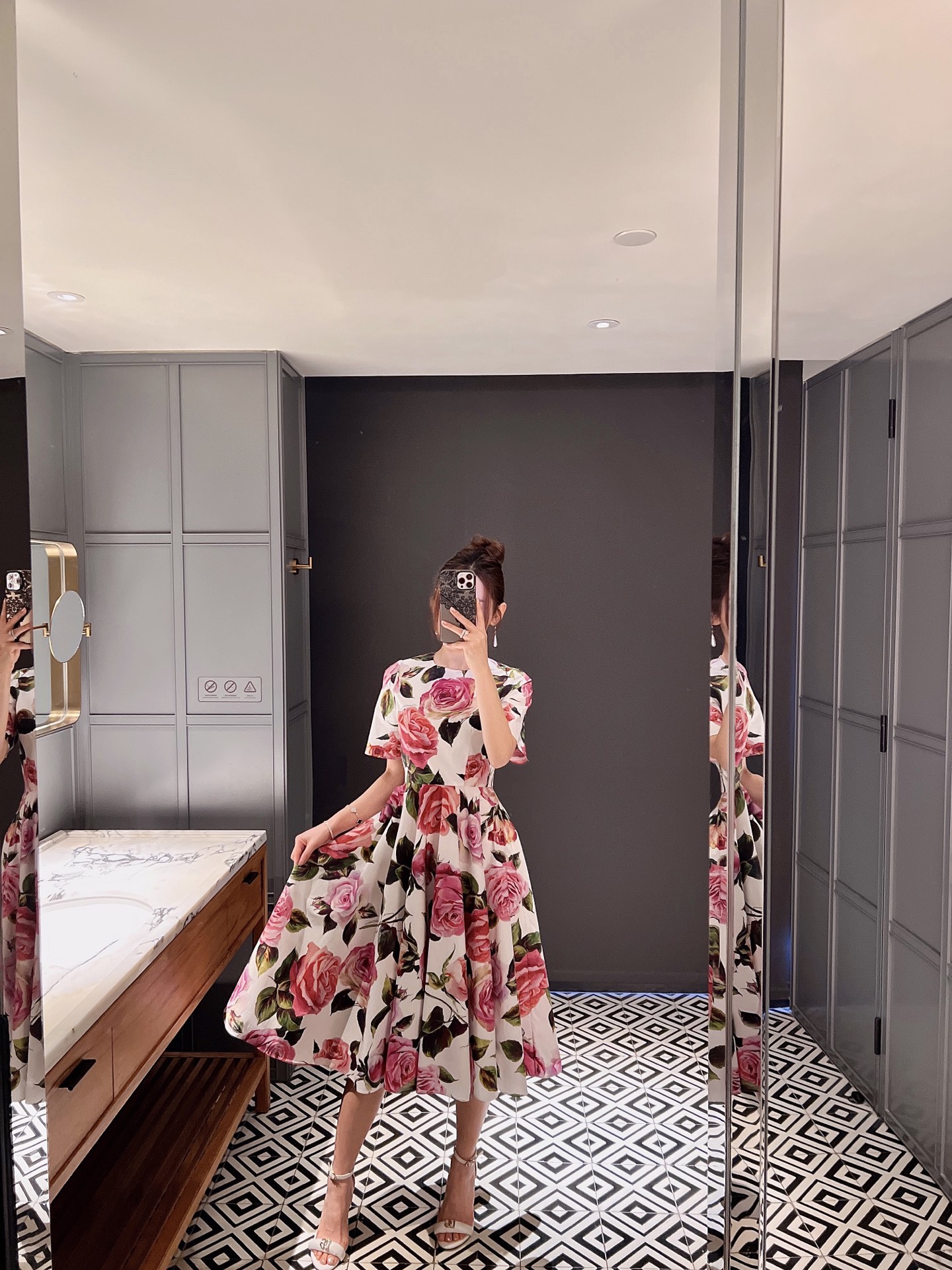 NO:315139,New spring and summer products wear flowers on the body with white and pink roses color matching is very beautiful 36-38-40-42,,alexander wang19860909春夏新品把花丛穿在身上白色搭配粉红色玫瑰花配色非常好看现货36-38-40-42,,alexander wang,Women's clothing