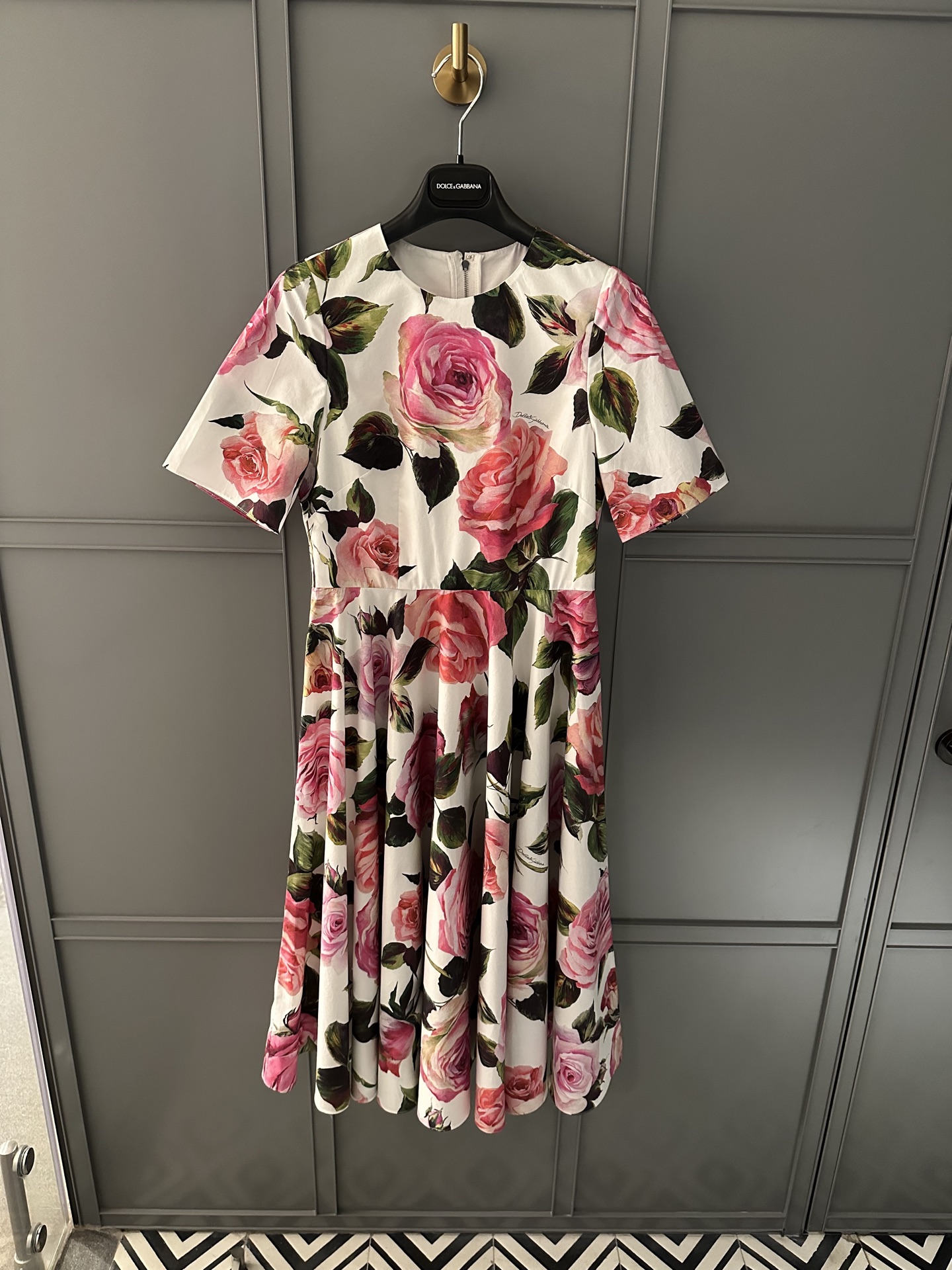 NO:324855,New spring and summer products wear flowers on the body with white and pink roses color matching is very beautiful 36-38-40-42,,alexander wang19860909春夏新品把花丛穿在身上白色搭配粉红色玫瑰花配色非常好看现货36-38-40-42,,alexander wang,Women's clothing