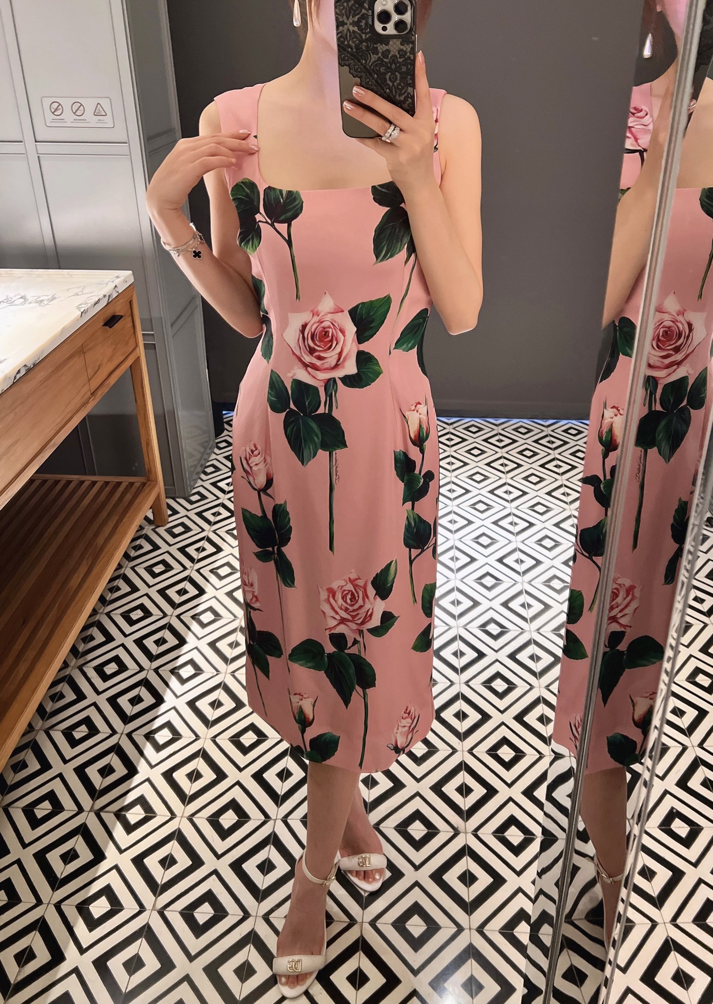 NO:320256,New 22mm silk stretch satin fabric dress in spring and summer!  Rose prints are beautiful in color and beautiful in shape. Booking 36-38-40-42p, skirts, real silk, alexander wang19860909春夏新品22mm真丝弹力缎面料连衣裙！玫瑰印花颜色漂亮花型好看 预定36-38-40-42p,,skirts,real silk,alexander wang,Women's clothing