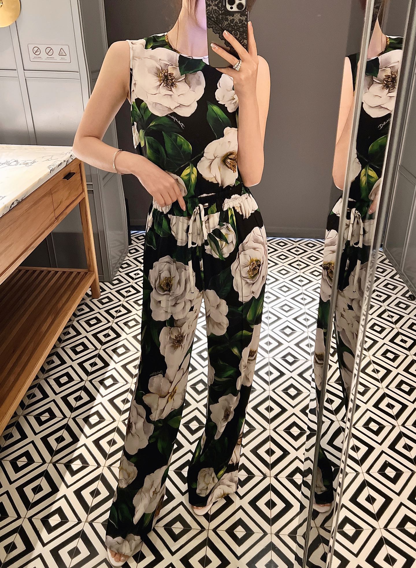 NO:322603,25 Spring and Summer New Peony Flowers Silk Set!  There are all sets!  Spot 36-38-40-42 Top 449 Pants 749, real silk, alexander wang1986090925春夏新品牡丹花大花朵真丝套装！一套都有！现货36-38-40-42上衣449裤子749,,real silk,alexander wang,Women's clothing