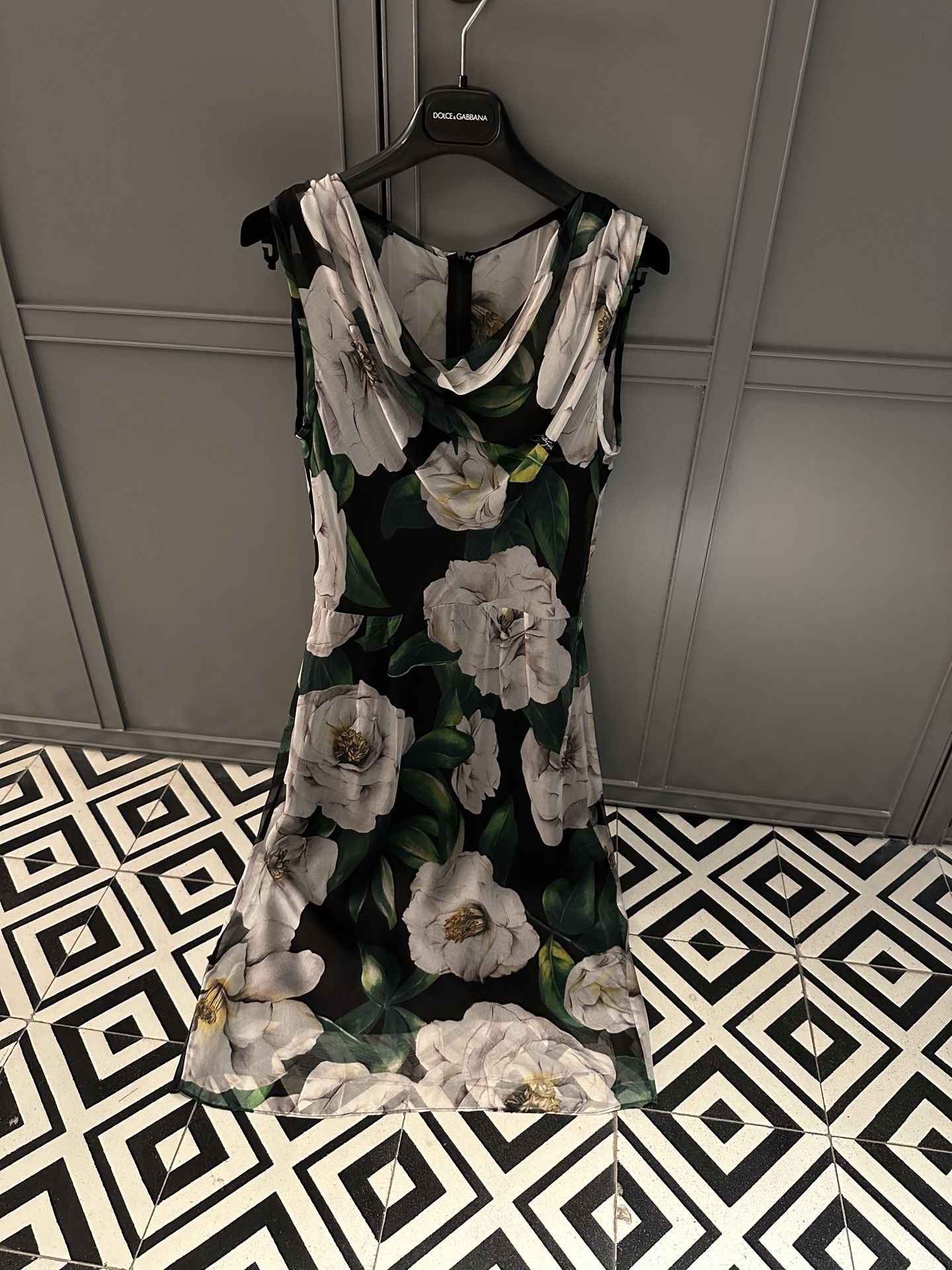 NO:325376,New silk peony dress in spring and summer 25!  Silk fabric inside and outside is very thin and flowing!  Dry cleaning and care!  36-38-4,,skirts,real silk,alexander wang1986090925春夏新品真丝牡丹花连衣裙！里外真丝面料这款面料很薄很飘逸！干洗打理！36-38-4,,skirts,real silk,alexander wang,Women's clothing