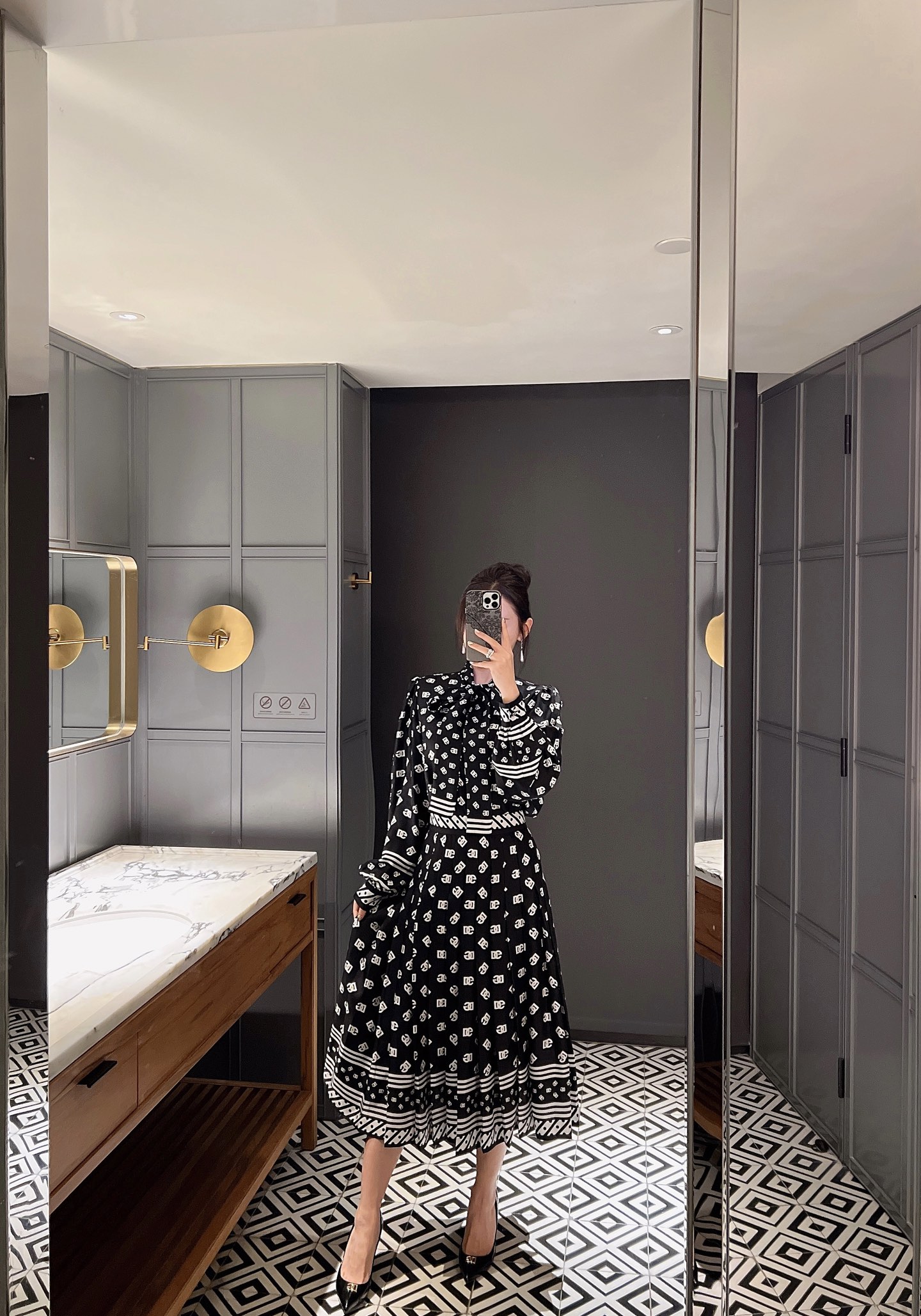 NO:330421,25 Spring and Summer New Products In Stock, Long Sleeve Shirts and Short Sleeve Shirts!  There are skirts too!  Classic black and white color matching!  36-38-40-42Long-sleeved shirts, skirts, shirts, T-shirts, alexander wang1986090925春夏新品现货 有长袖衬衫和短袖衬衫！半裙也有！黑白经典颜色搭配！36-38-40-42长袖衬衣,,skirts,shirts,T-shirt,alexander wang,Women's clothing