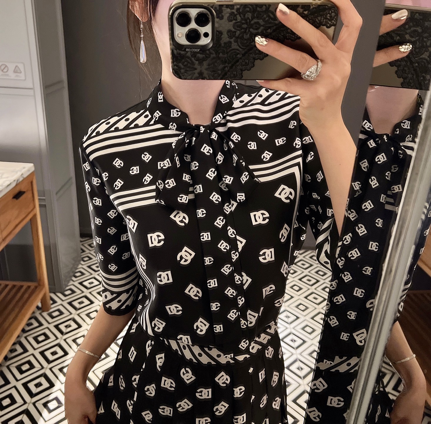 NO:566972,/25 new spring and summer products are in stock, including long-sleeved shirts and short-sleeved shirts!  There are also skirts!  Black and white classic color combination!  36-38-40-42 short sleeves,,skirts,shirts,T-shirt,alexander wang19860909/25春夏新品现货 有长袖衬衫和短袖衬衫！半裙也有！黑白经典颜色搭配！36-38-40-42短袖,,skirts,shirts,T-shirt,alexander wang,Women's clothing