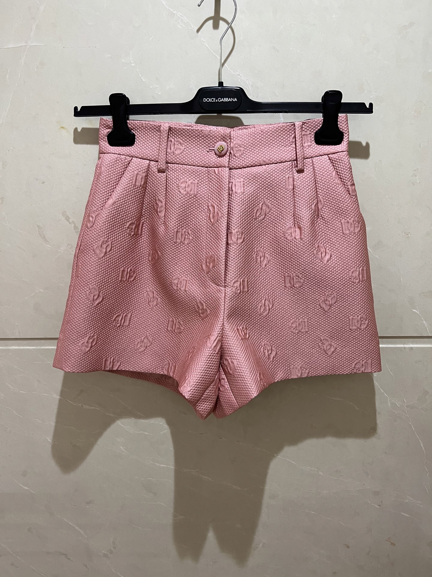NO:331320,New spring and summer custom-made jacquard logo fabric shorts!  It's a perfect match with a pink top of the same color!  Spot 36-38-40-42,,shorts,alexander wang19860909春夏新款定制提花logo面料短裤！搭配同颜色的粉色上衣绝配！现货36-38-40-42,,shorts,alexander wang,Women's clothing
