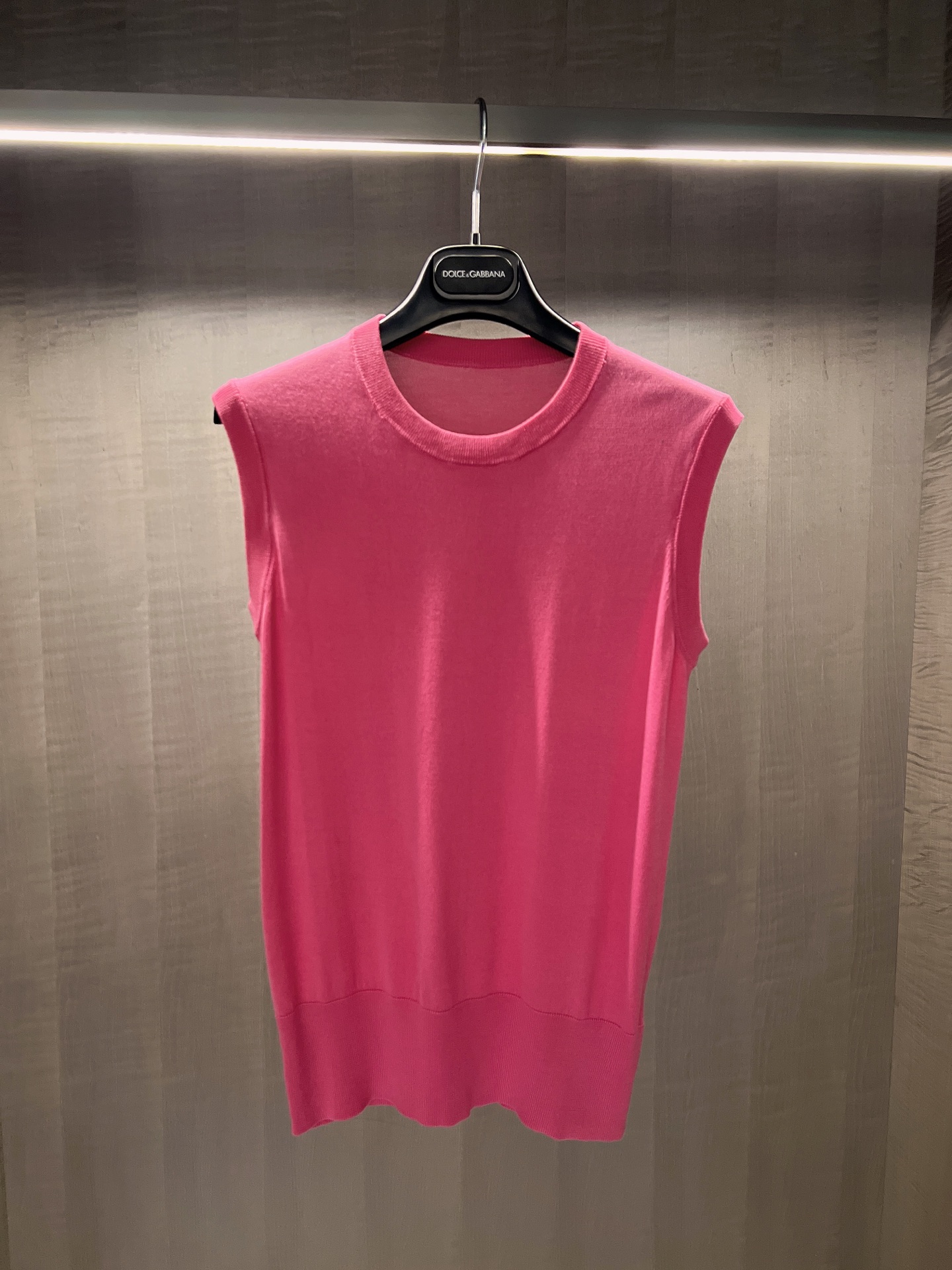 NO:952584,The new hotel lights in early autumn have color differences!  The real thing is a green two-color optional vest and cardigan. Both colors are very bright and beautiful!  All silk yarn vest,,real silk,19860909早秋新款酒店灯光有色差！实物是绿色两色可选背心开衫两个颜色都非常鲜亮漂亮！全真丝纱线背心,,real silk,,Women's clothing