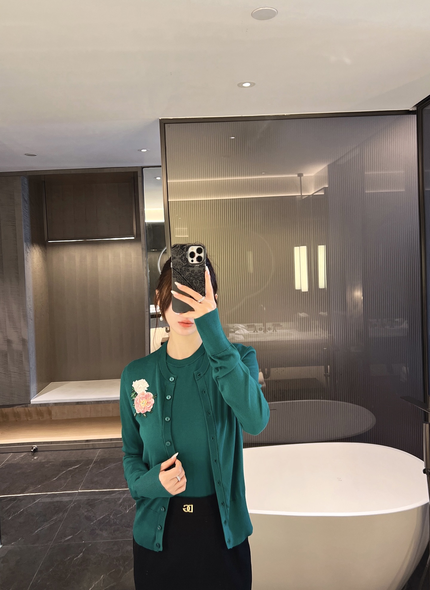 NO:579353,The hotel lighting has color difference!  The real thing is green!  The new spring and summer 25 two-color optional vest cardigan, both colors are very bright and beautiful!  All silk yarn,,real silk,alexander wang19860909酒店灯光有色差！实物是绿色！25春夏新品两色可选背心开衫两个颜色都非常鲜亮漂亮！全真丝纱线,,real silk,alexander wang,Women's clothing