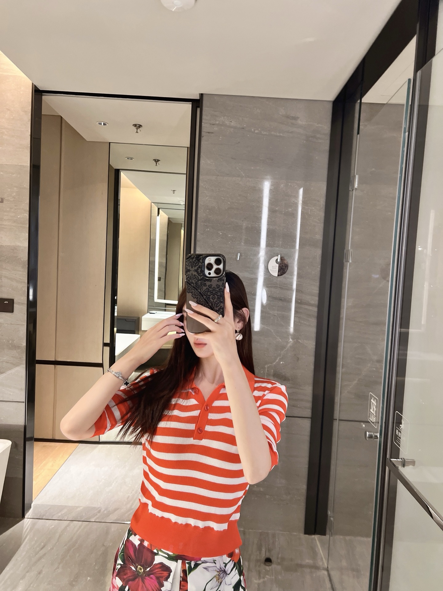 NO:444615,New early autumn products and new styles of striped colored splicing sweaters!  Take a photo. This is a sample coat with a plate. The bottom corner of the sewing plate is not sewn properly!  The big goods are very beautifully made!  Spot 36-38-40-42p,,sweaters,alexander wang19860909早秋新品新款条纹彩色拼接毛衣！拍照这件是打板的样衣下角边缝盘没有缝好！大货是做得很漂亮的！现货36-38-40-42p,,sweaters,alexander wang,Women's clothing